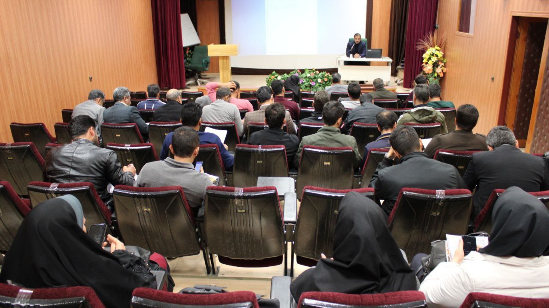 برگزاری شصت و هشتمین کارگاه آموزشی ویژه دهیاران بخش مرکزی شهرستان اراک
