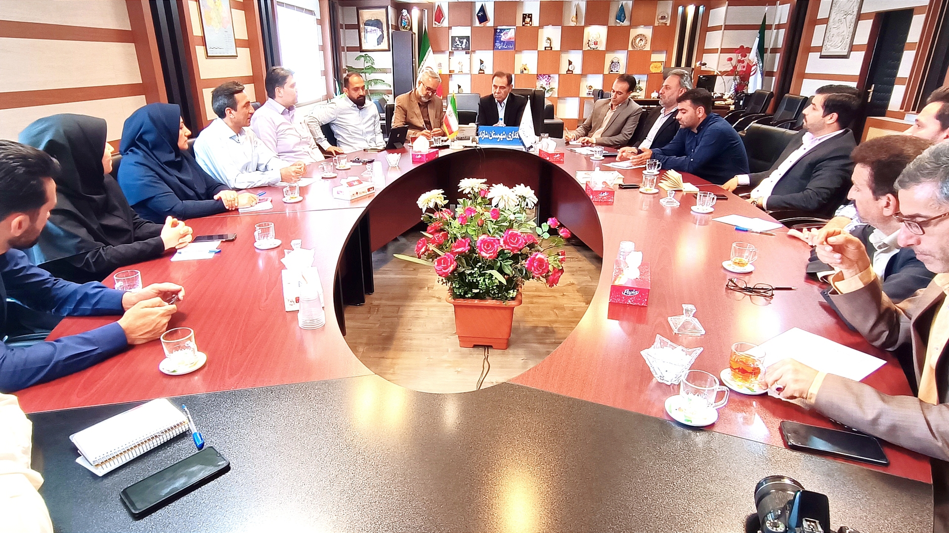 جلسه داخلی کارکنان فرمانداری شهرستان شازند برگزار شد .