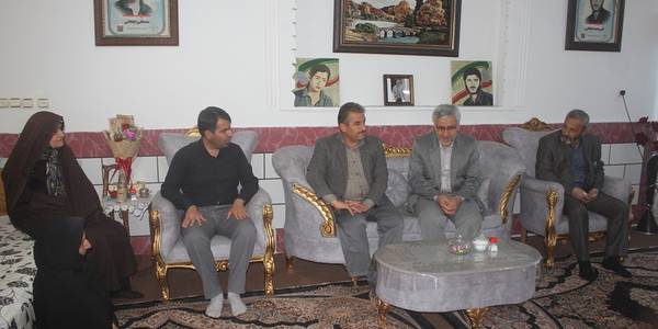 فرماندار با خانواده شهیدان ایلخانی و کاظمی در خمین دیدار کرد