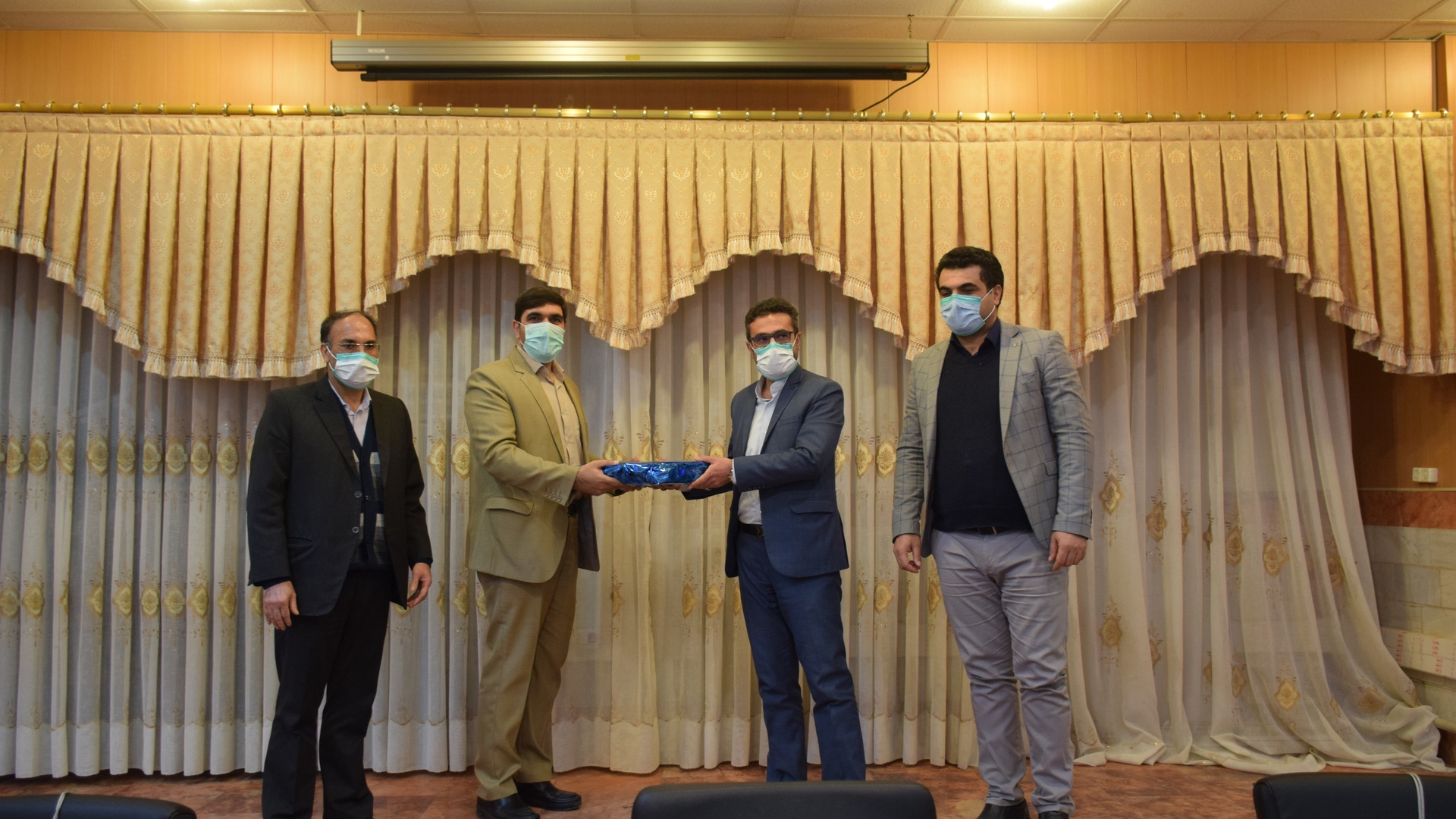 تقدیر از زحمات علیرضا ملک جانی معاون سیاسی، امنیتی و اجتماعی فرمانداری در جلسه داخلی همکاران