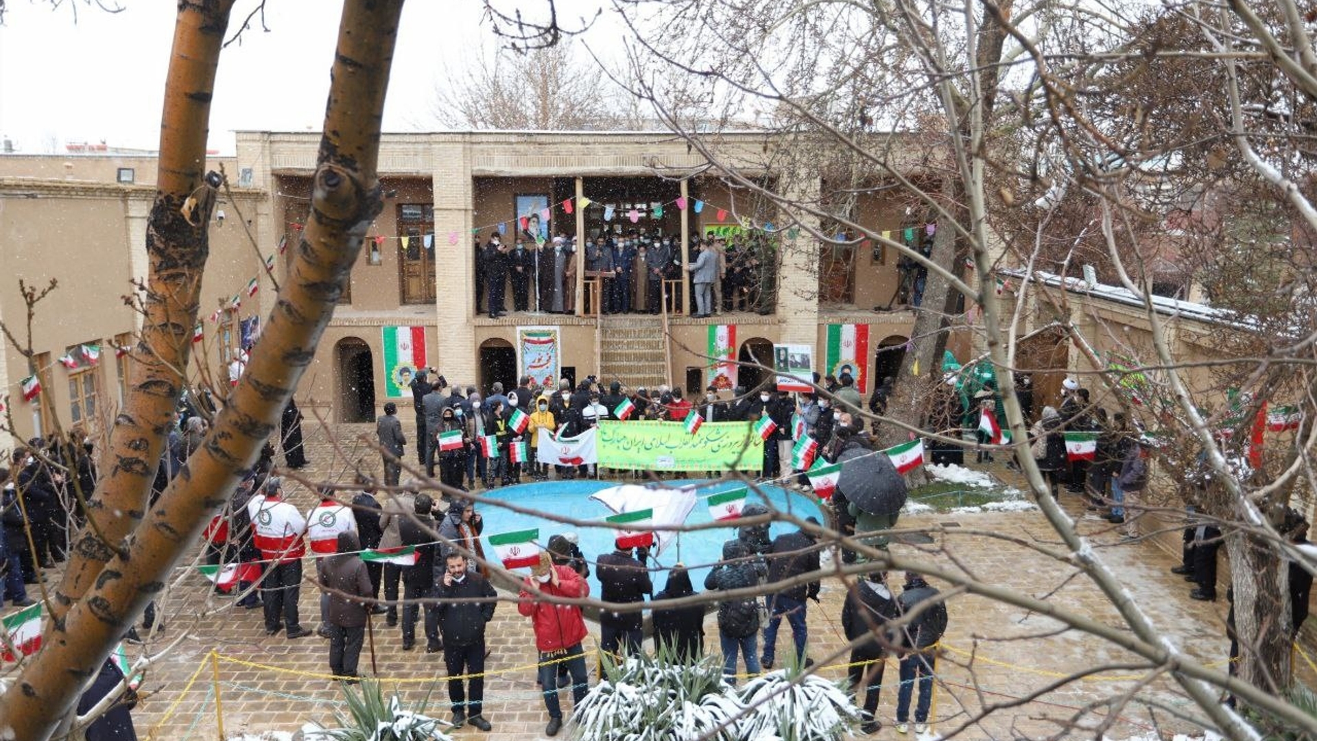 نواختن زنگ چهل و سومین سالگرد پیروزی انقلاب اسلامی  در بیت امام خمینی (ره) در شهرستان خمین