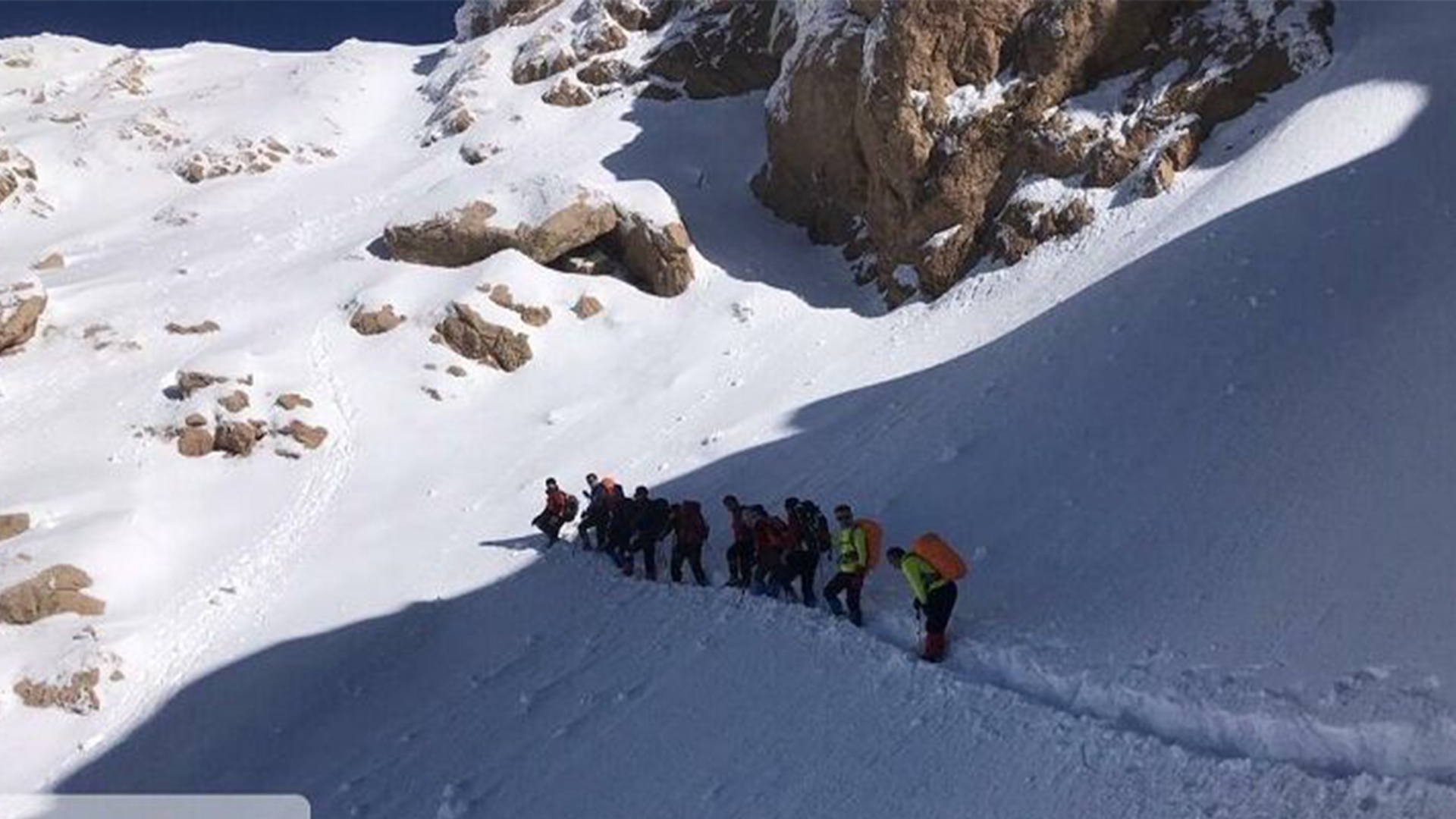 هشت کوهنورد مفقود شده در کوه‌های آقداش نوبران از خطر نجات یافتند