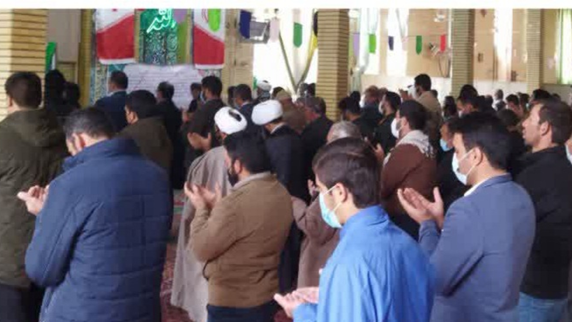 حجت الاسلام غروی امام جمعه شهر داودآباد آخرین نماز جمعه را اقامه کرد و در پایان مراسم مسئولین ونماز گزاران از زحمات ایشان قدردانی کردند