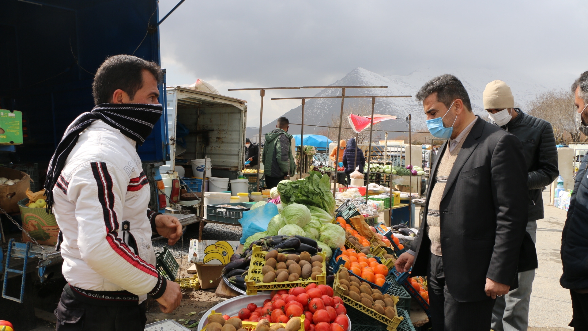 بازدید دکتر رمضانی‌فرماندار شهرستان شازند از بازار روز در شهرشازند