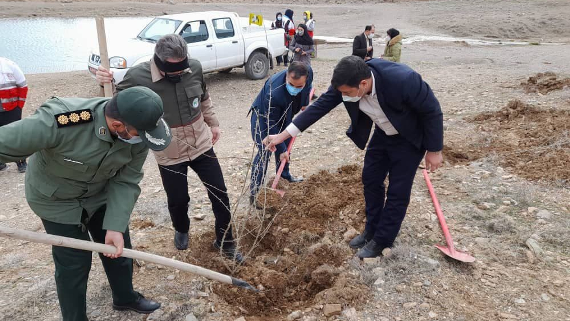 کاشت نهال در هفته درختکاری در محدوده نقره کمر با حضور عبدالرضا حاج علی بیگی فرماندار شهرستان تفرش و تعدادی از مسئولان.