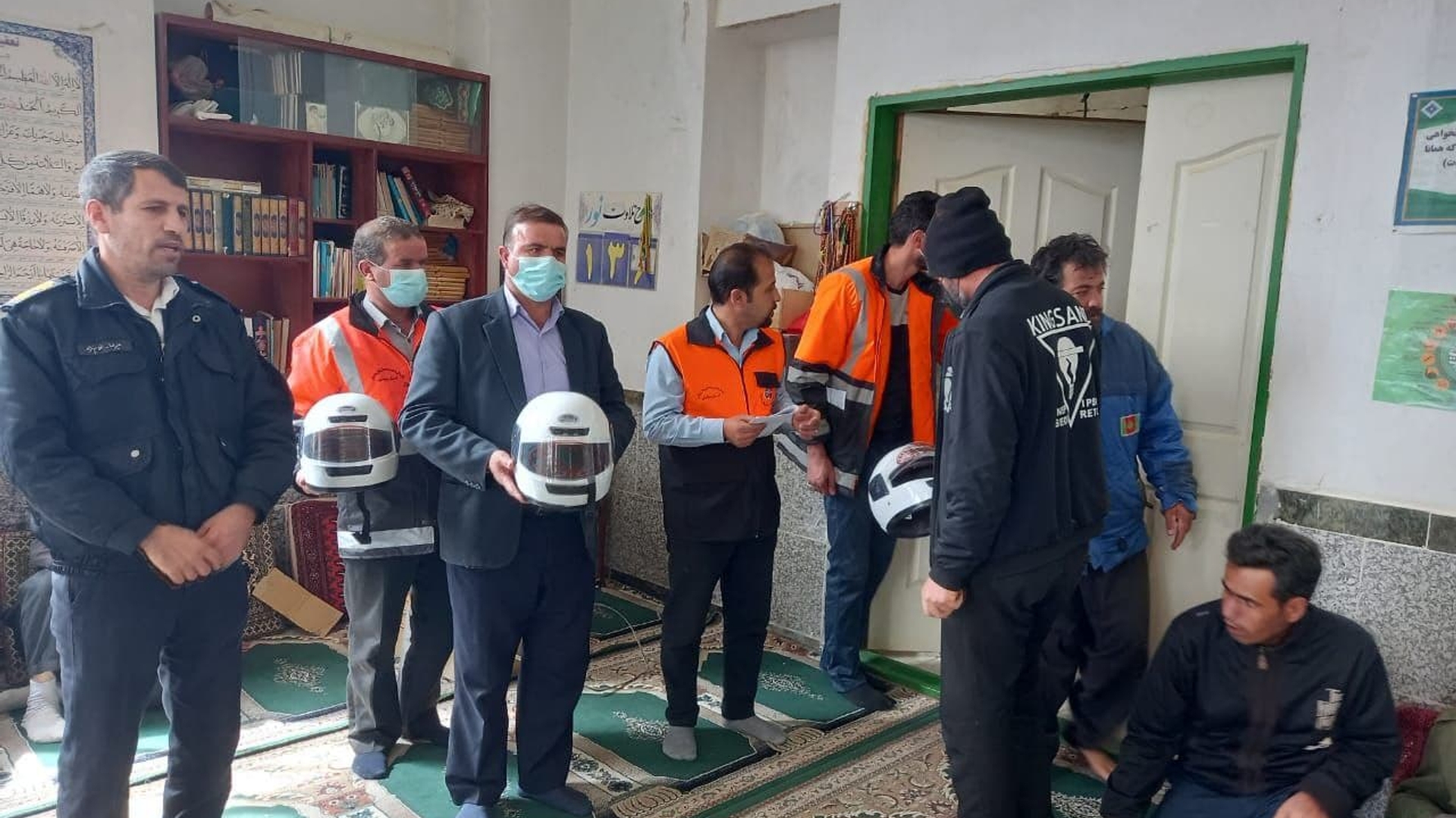 برگزاری دوره آموزشی ایمنی واهداء ۱۰۰عدد کلاه ایمنی به موتور سواران  در روستای امامزاده عباس