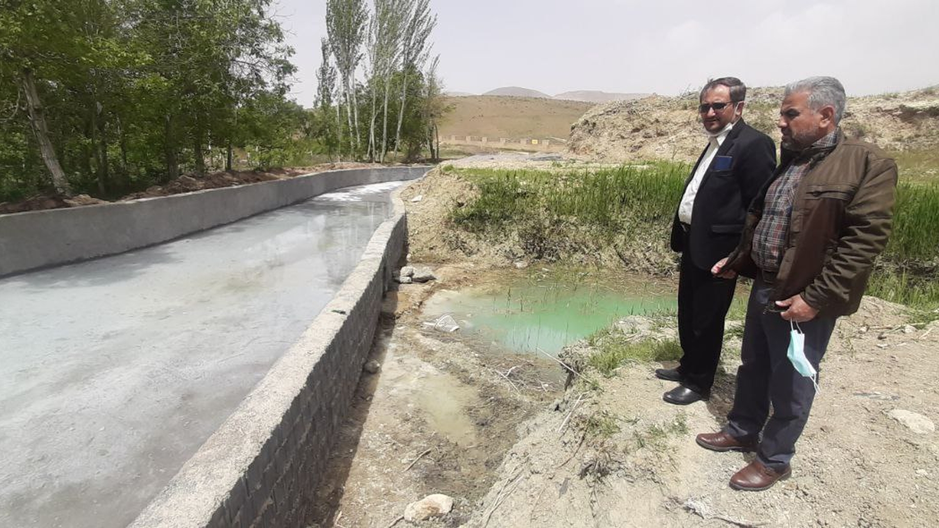 بازدید میدانی فرماندار از پروژه استخر کشاورزی و خانه عالم در حال ساخت روستای ولازجرد