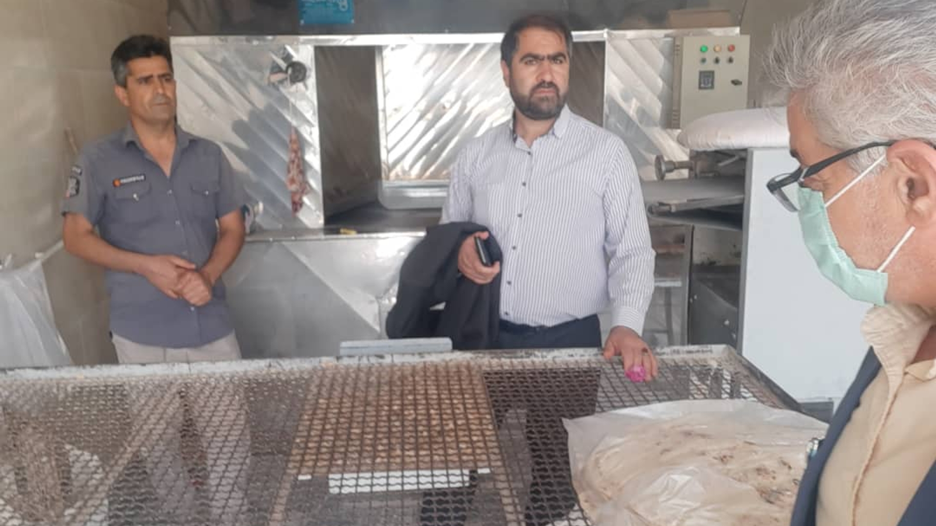 بازدید فرماندار شهرستان فراهان  از نانوایی های  بخش خنجین