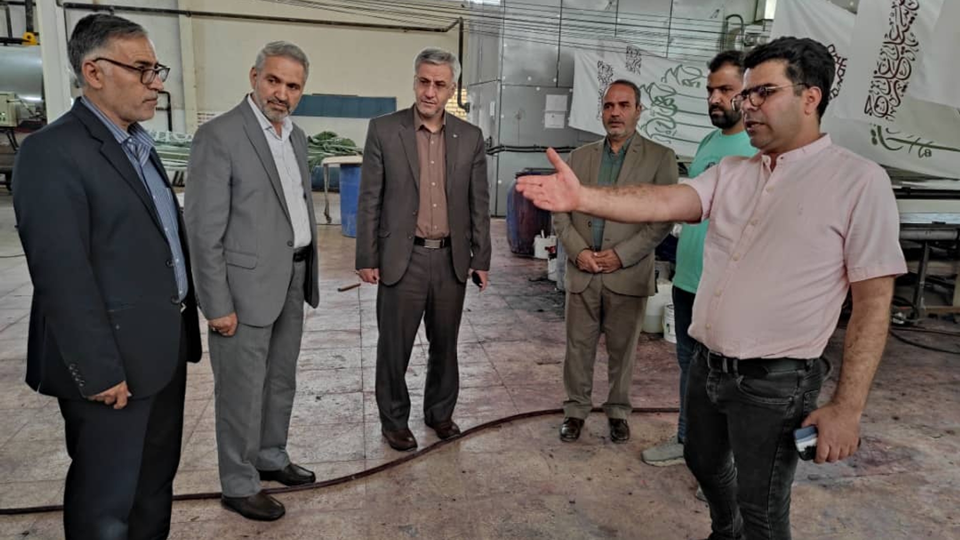 فرماندار و نماینده مردم خمین در مجلس از شرکت دیبا پرچم خمین بازدید کردند