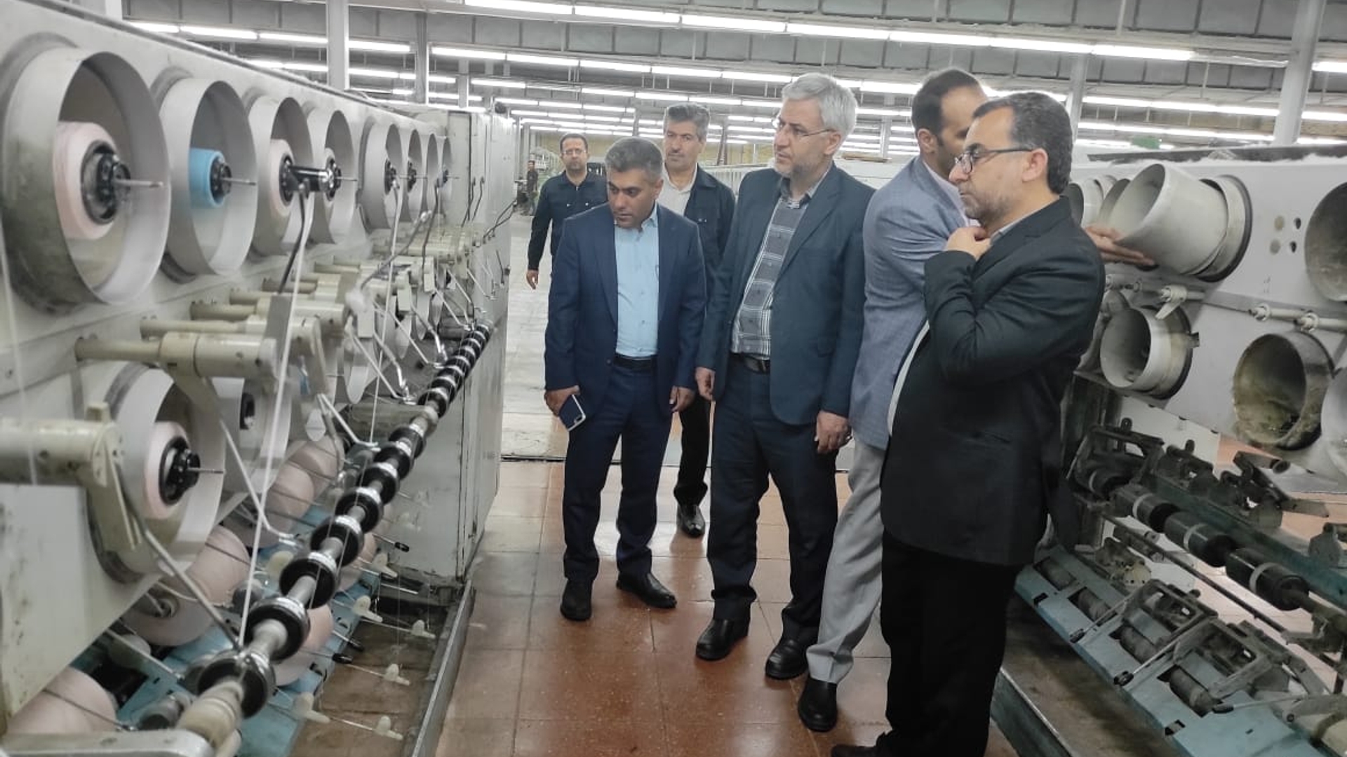 فرماندار و دادستان عمومی و انقلاب خمین از شرکت صنایع نخ شهرستان بازدید کردند
