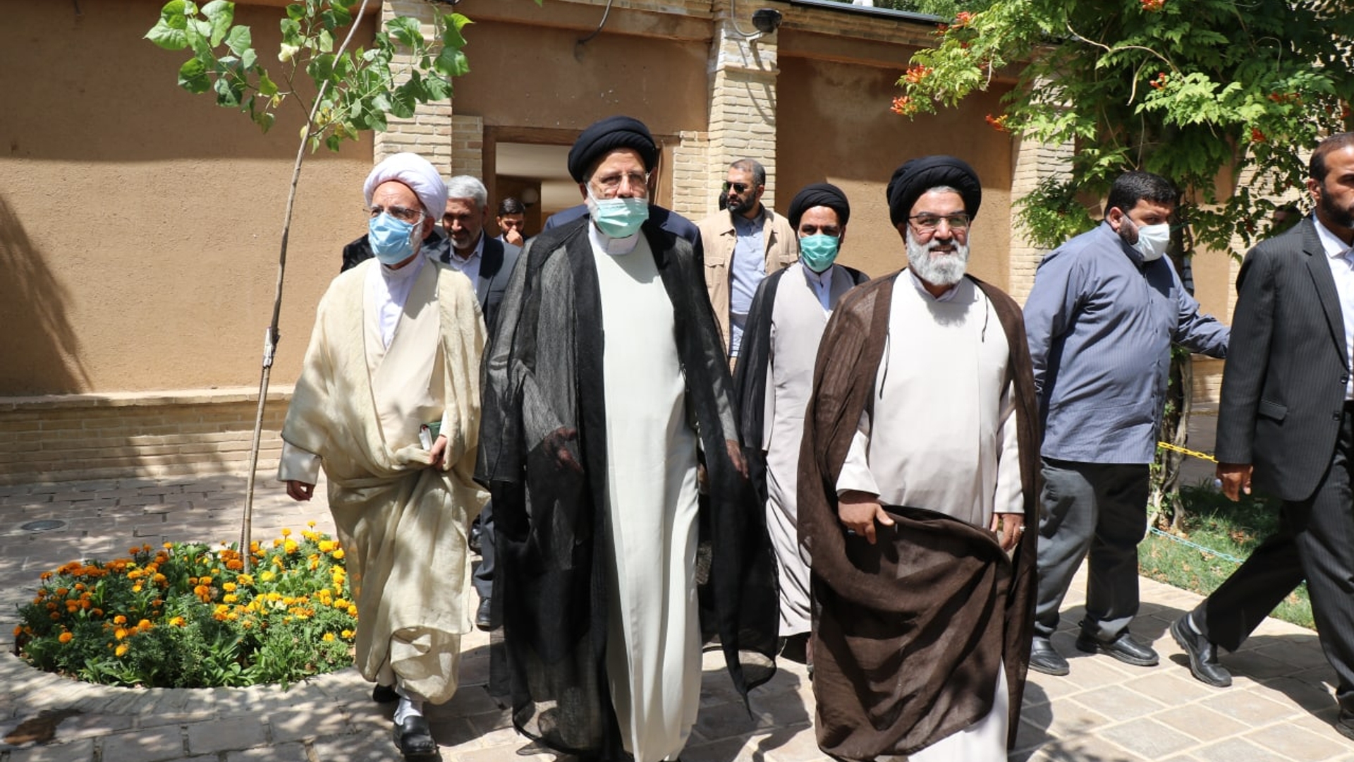رئیس جمهور از بیت قدیمی حضرت امام در خمین بازدید کرد