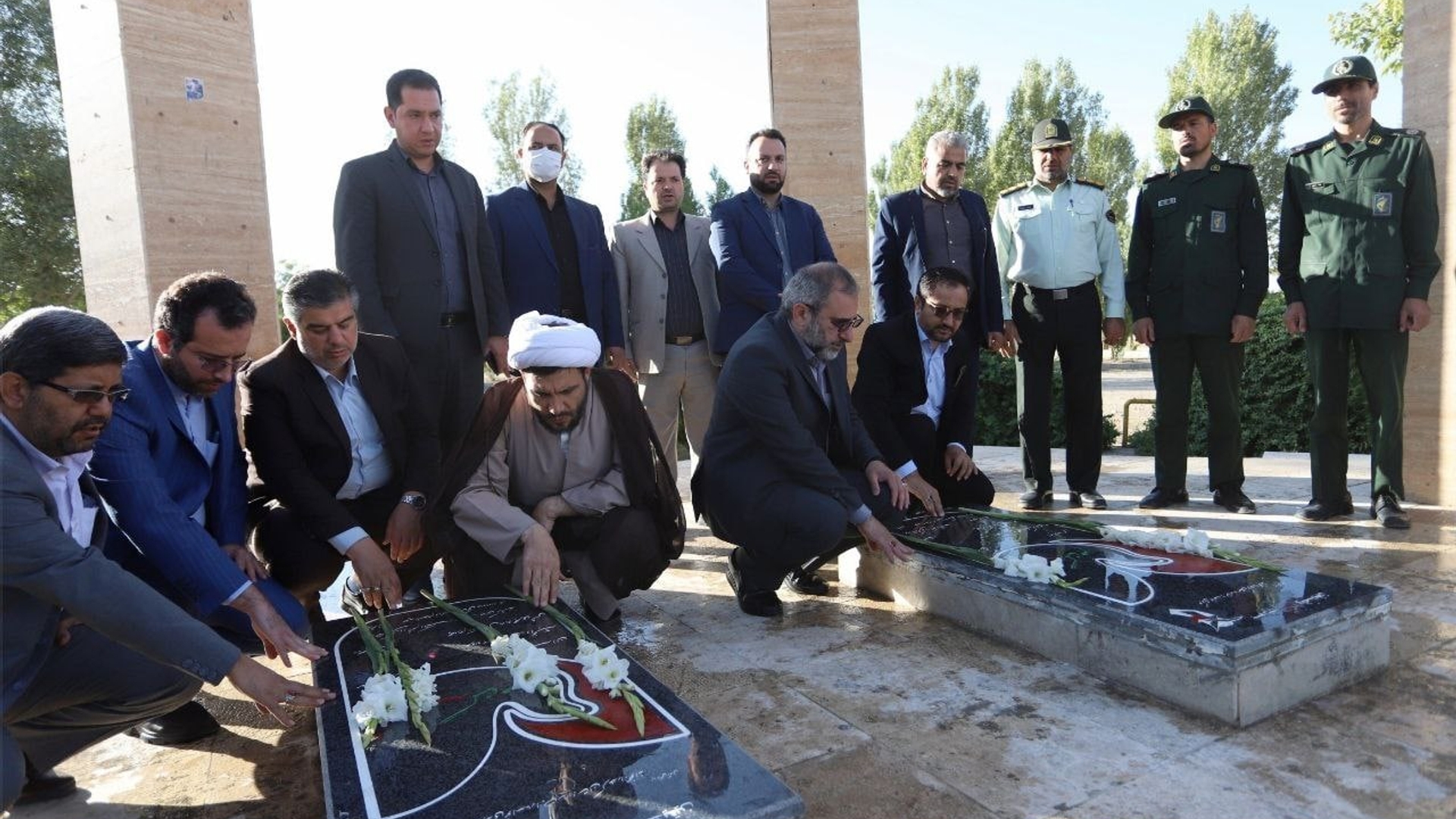 جمعی از مدیران استان با حضور در گلزار مطهر شهدای کمیجان به مقام شامخ شهدا ادای احترام کردند.