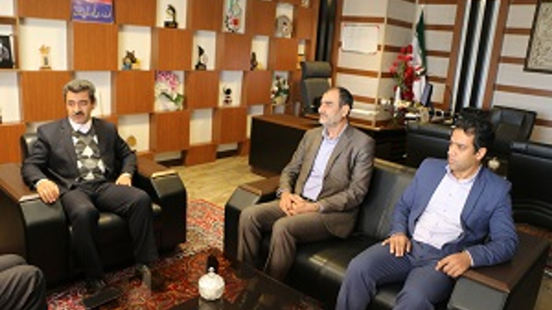 فرماندار شهرستان شازند با مدیرعامل شرکت آب منطقه ای استان مرکزی دیدارو گفتگو کردند.