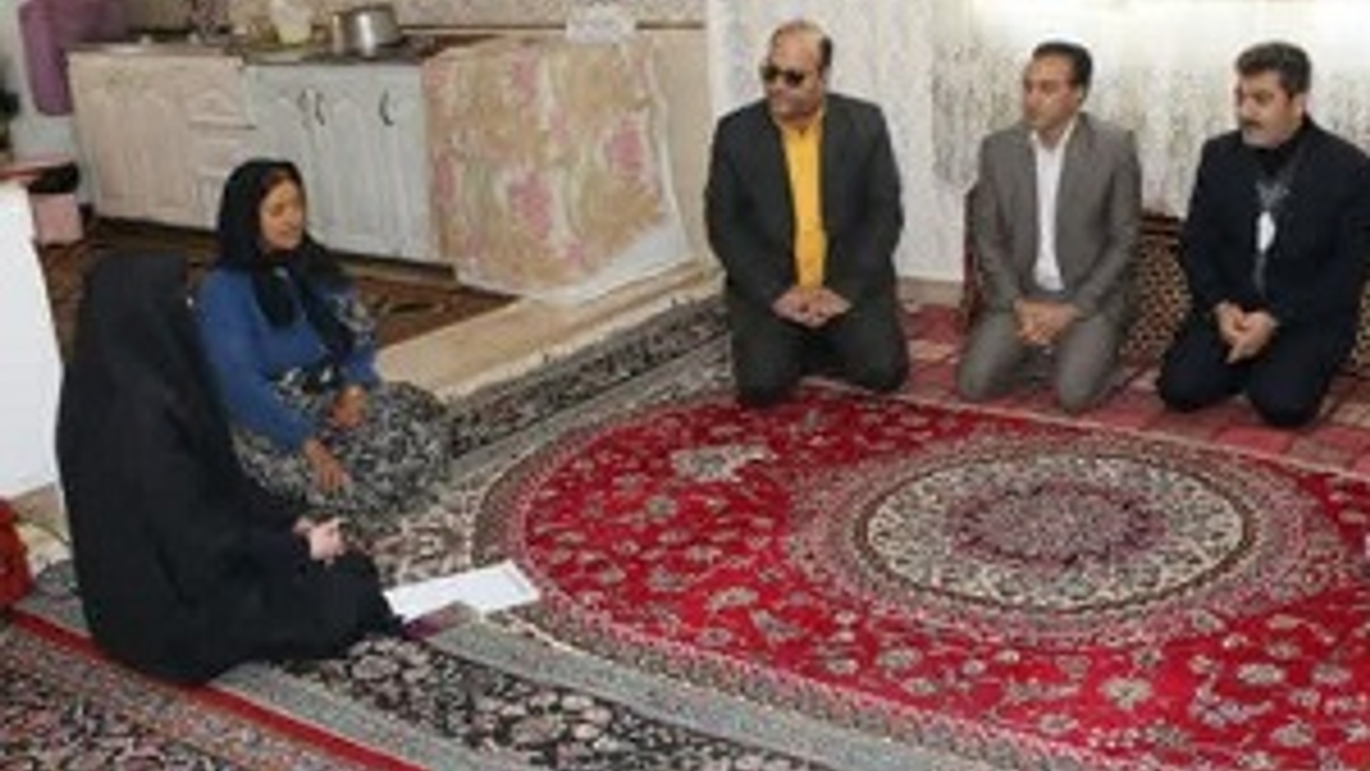 دیدار فرماندار شهرستان شازند با چند تن از خانواده های تحت پوشش کمیته امداد امام خمینی(ره) روستاهای بخش زالیان