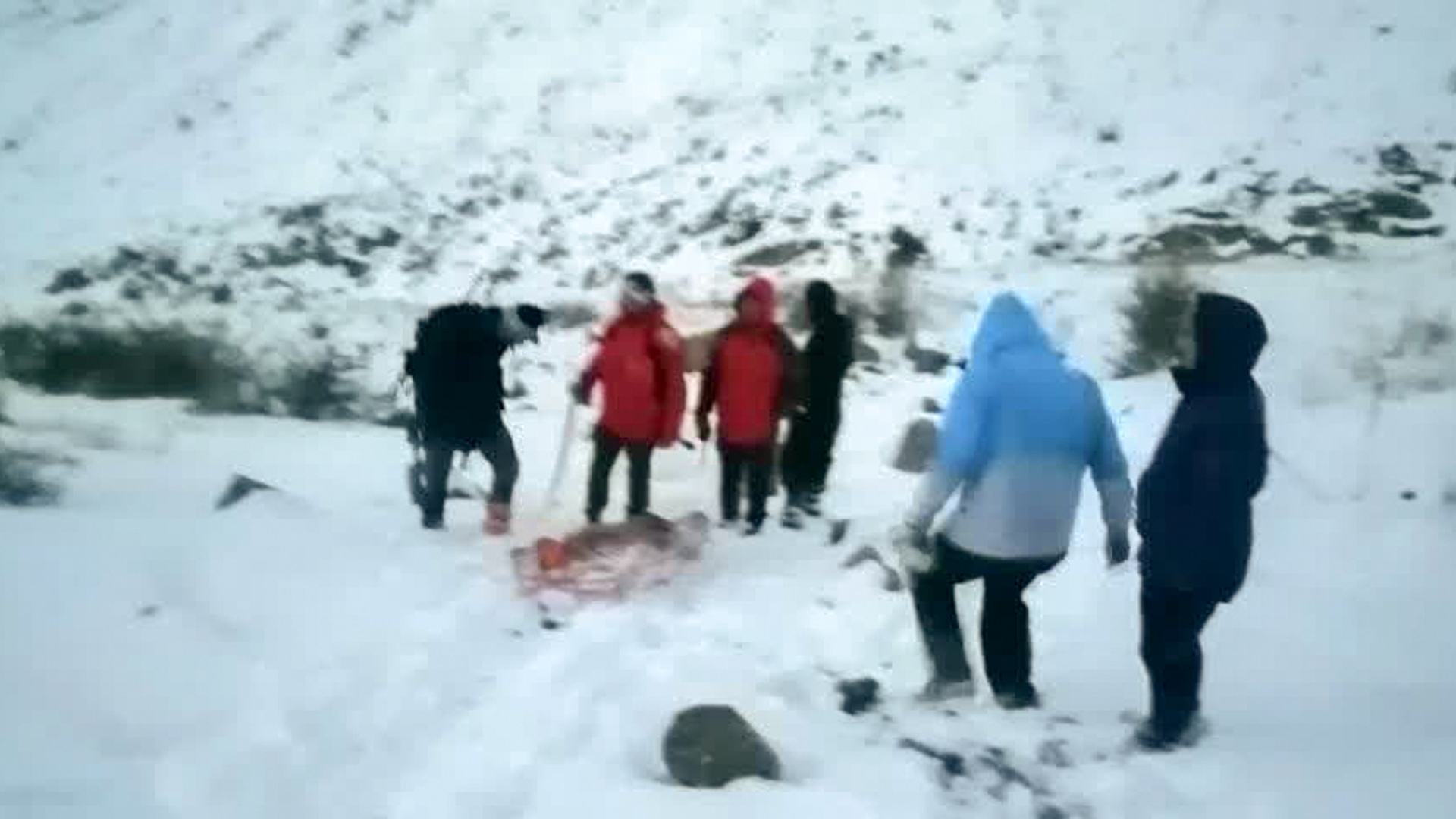 سه جوان گرفتار در برف در ارتفاعات خسبـیجان شـازند نجات یافتند