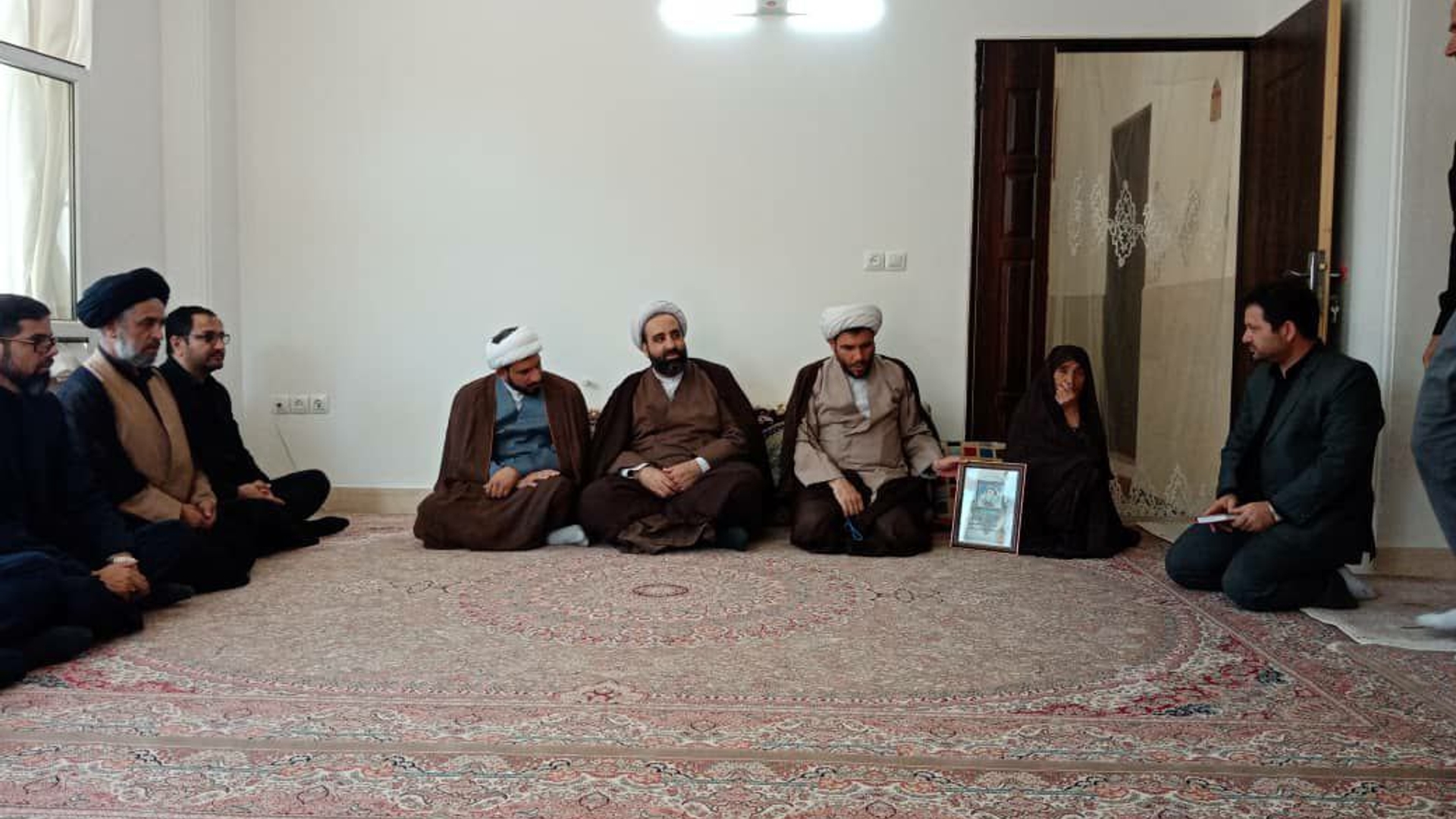 امام جمعه شهر میلاجرد بعد از ادای احترام به شامخ شهدای گمنام با خانواده  شهید حسن عاشری دیدار کردند