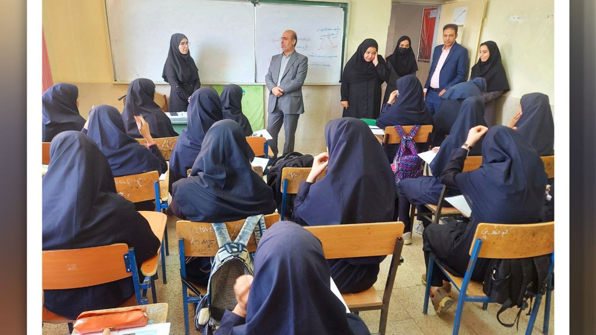 به مناسبت آغاز سال تحصیلی جدید ، محمد حسن آصفری از تعدادی از مدارس شهرستان های خنداب و کمیجان بازدید کرد.