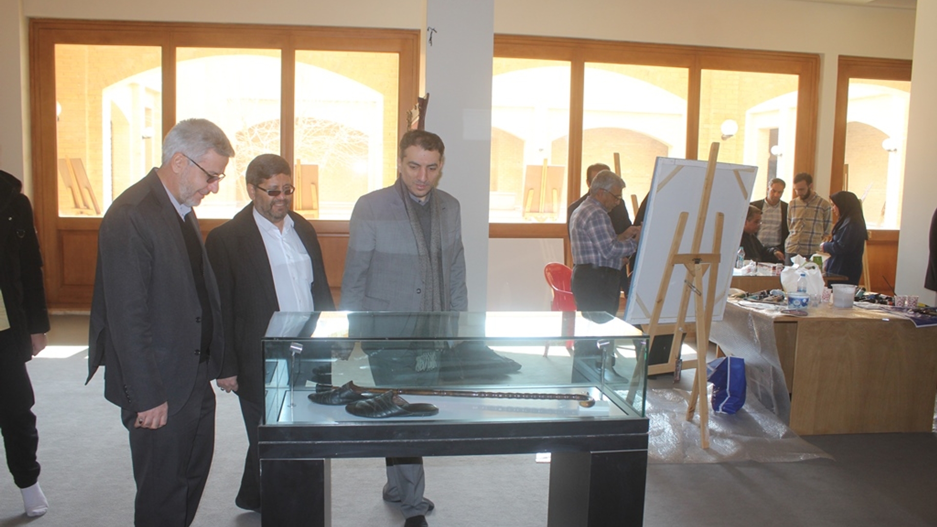 فرماندار و مدیر کل دفتر امور اجتماعی استانداری از غرفه های فرهنگی مستقر در بیت حضرت امام (ره) بازدید کردند