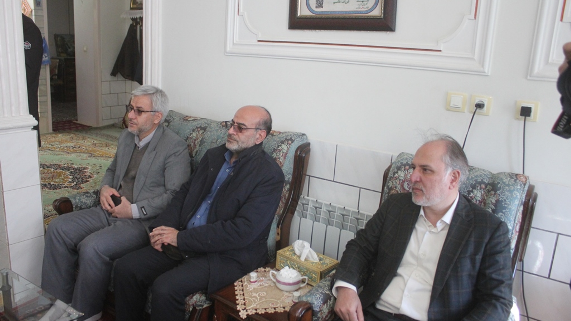 استاندار با خانواده شهید علی ترابی در خمین دیدار کرد