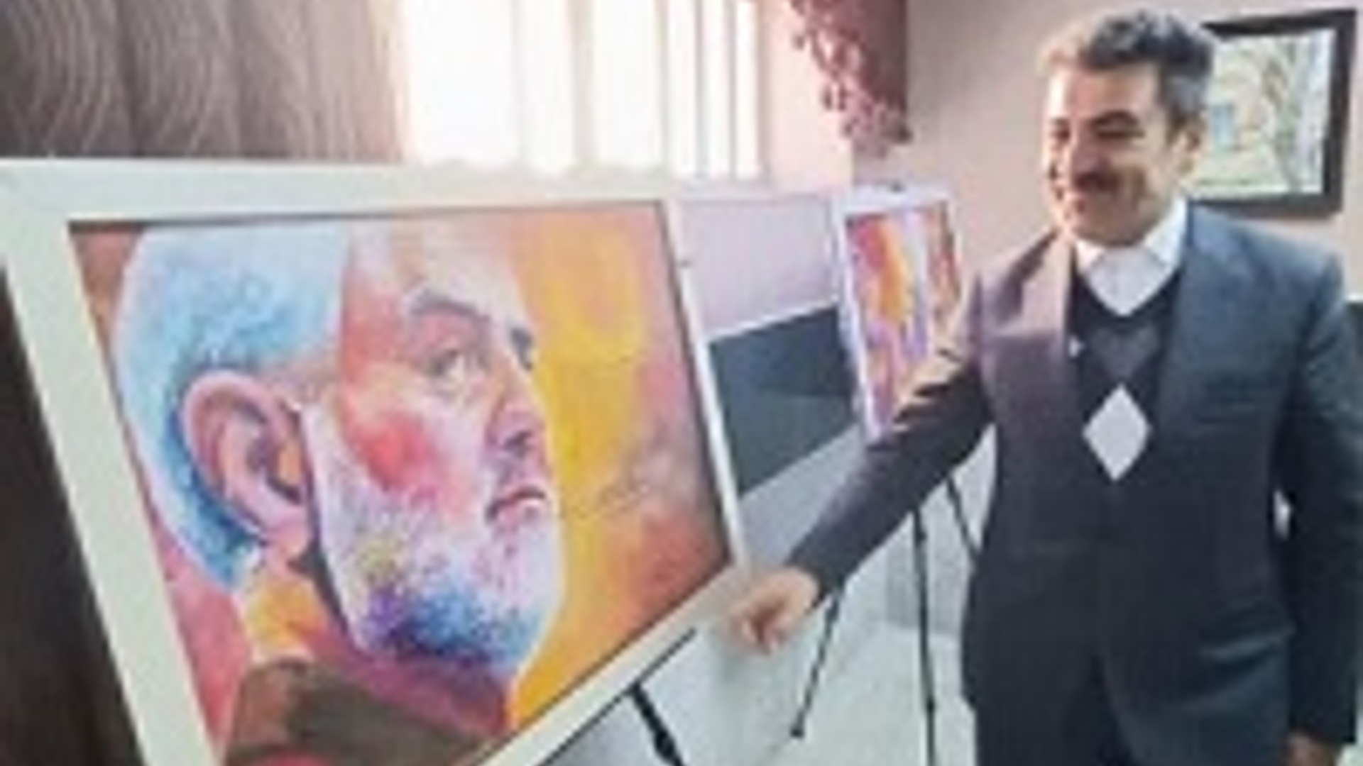نمایشگاه عکس و پوستر انقلاب در شهرستان شازند افتتاح شد.