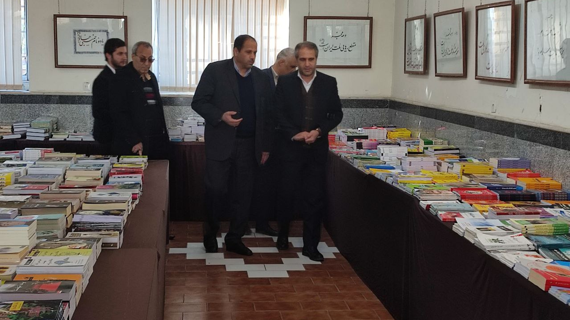 افتتاح نمایشگاه کتاب فجر انقلاب در فرهنگسرای اداره ارشاد ساوه