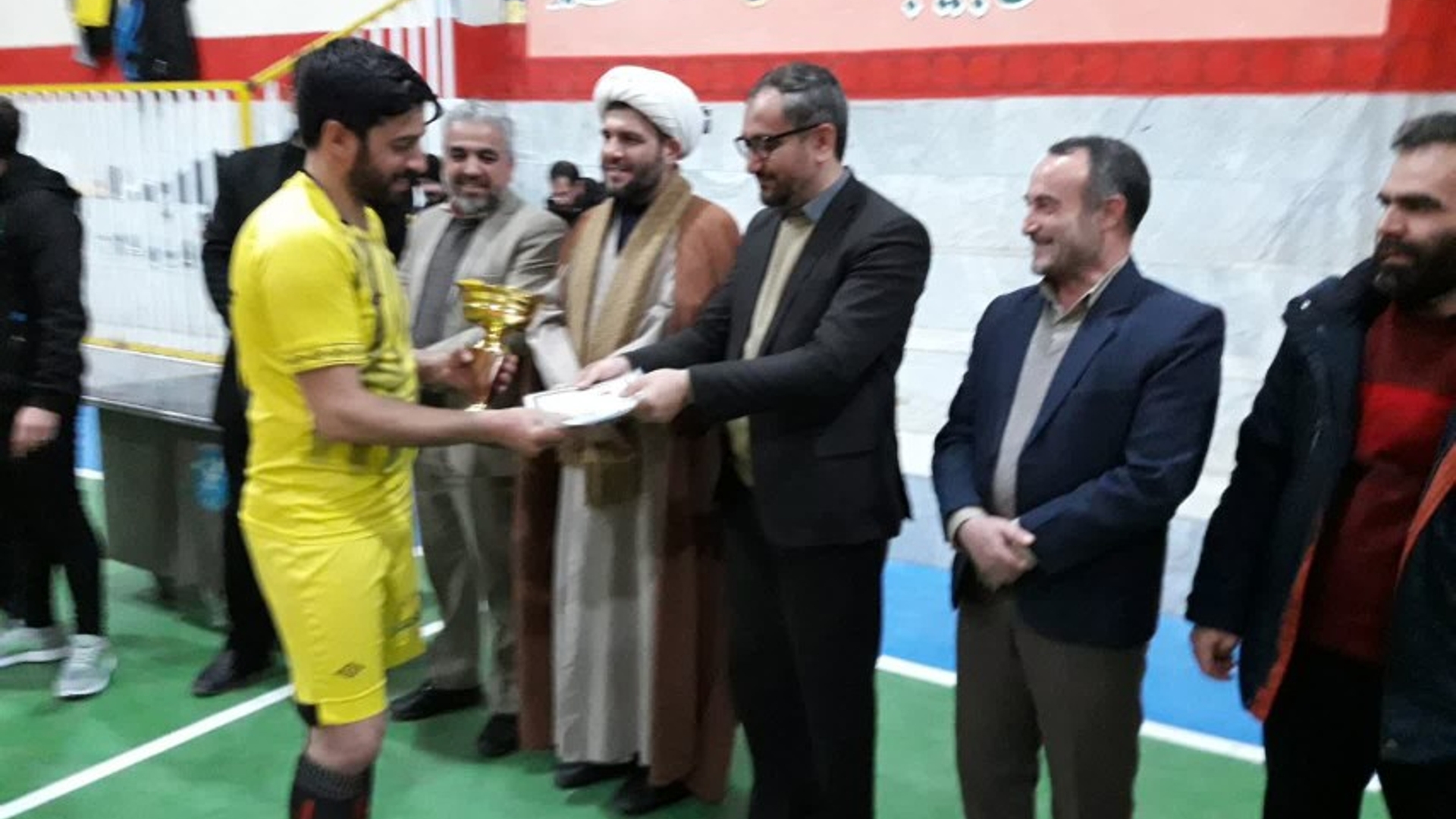 تجلیل از برترینهای جام شهدای ورزشکار کمیجان در سالن ورزشی شهید چمران همراه با فرماندار محترم