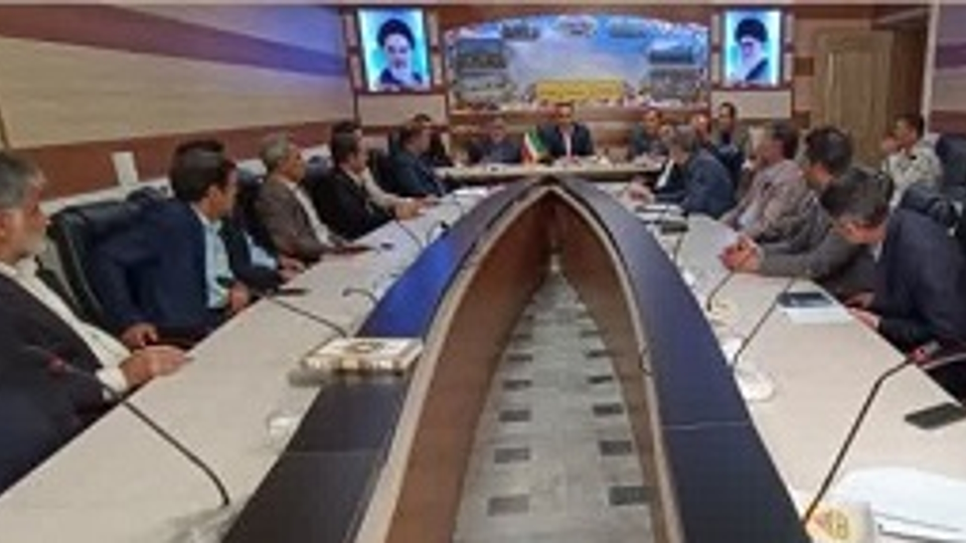 جلسه کارگروه اشتغال و سرمایه گذاری شهرستان شازند در محل سالن جلسات فرمانداری شهرستان برگزار شد .