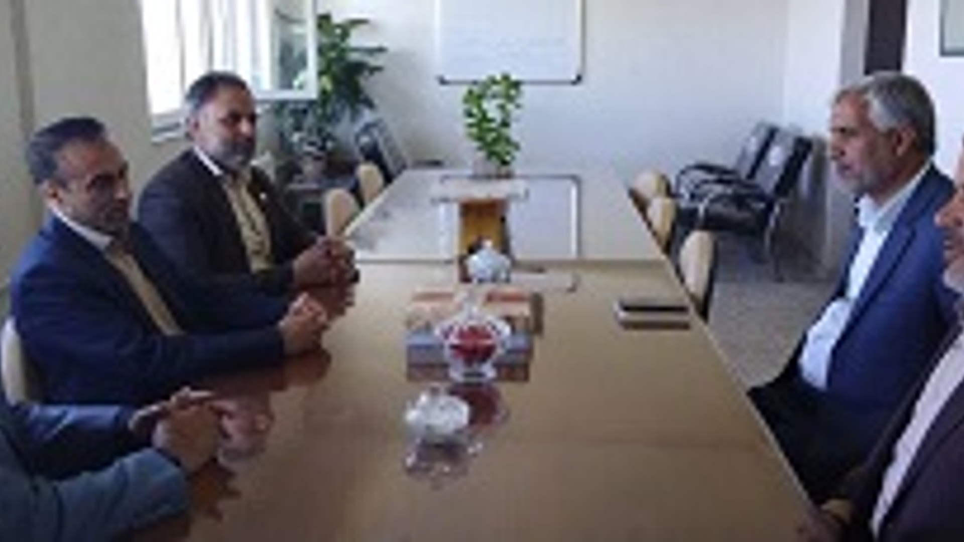 دیدار و نشست معاونین فرماندار با مدیر آموزش و پرورش شهرستان شازند