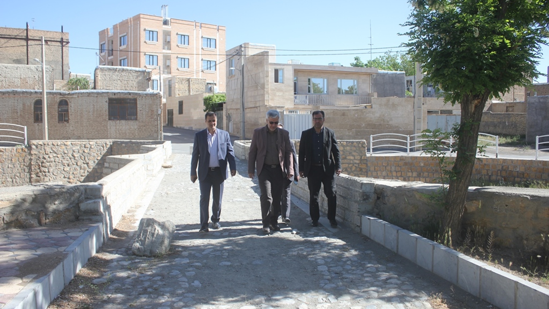 فرماندار و مدیر عامل شرکت آب منطقه ای استان از پل تاریخی حاج مرتضی خمین بازدید کردند