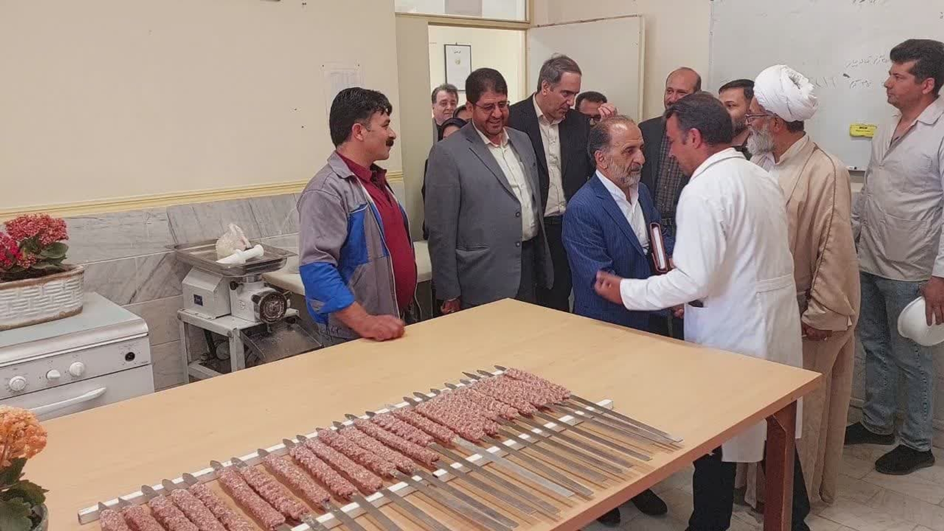 افتتاح کارگاه قالی بافی و صنایع غذایی