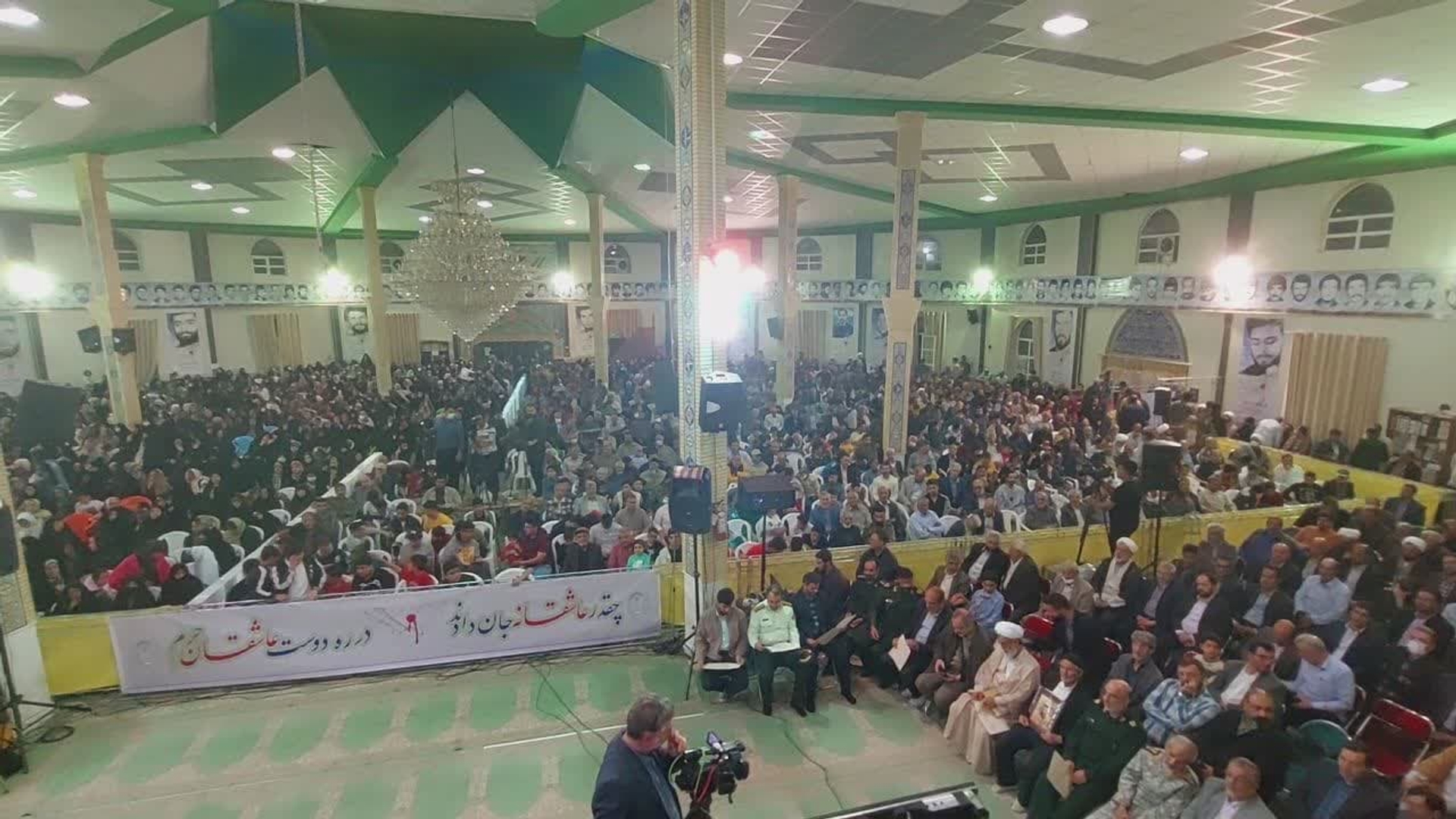 گزارش تصویری از حضور چند هزار نفری مردم شهرستان تفرش در دومین اجلاسیه سرداران، فرمانداران و ۴۰۰ شهيد شهرستان تفرش.