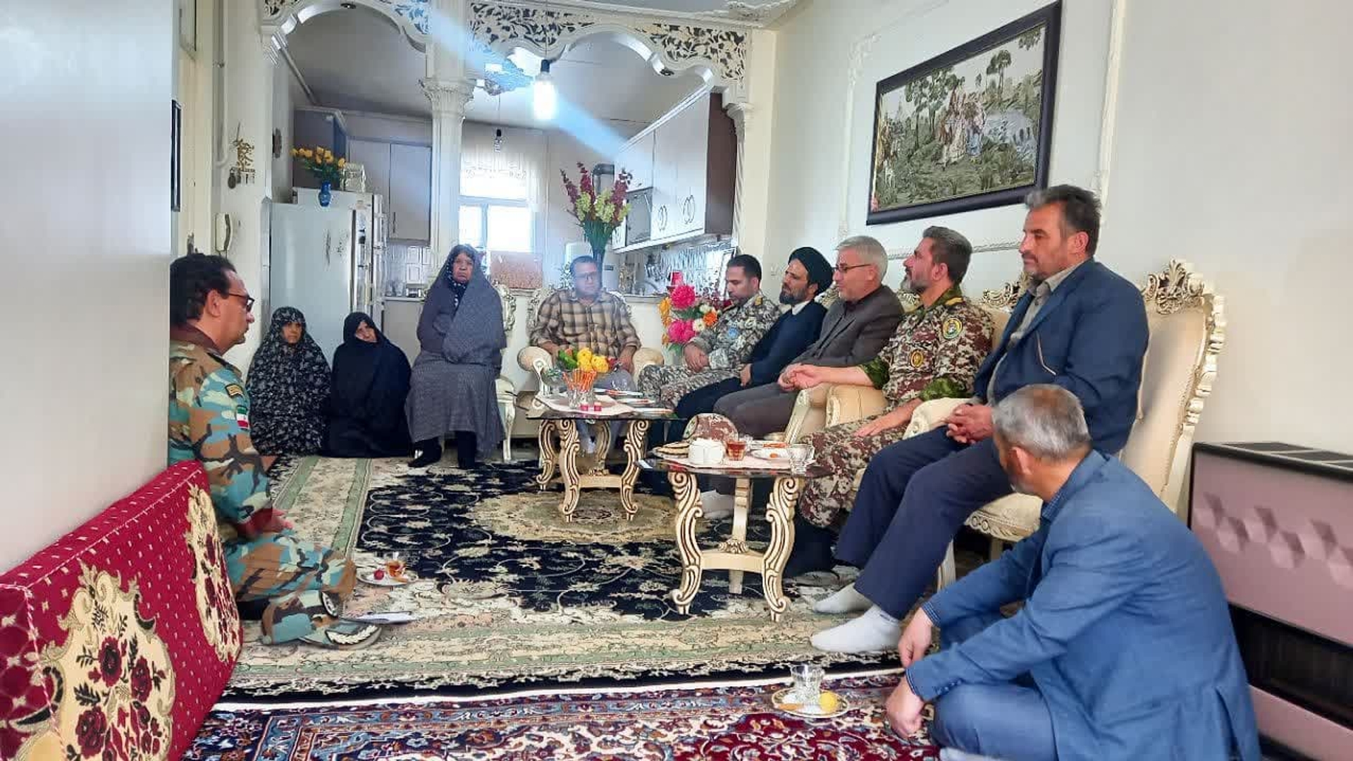فرماندار با خانواده شهیدان افسری و سخایی در خمین دیدار کرد