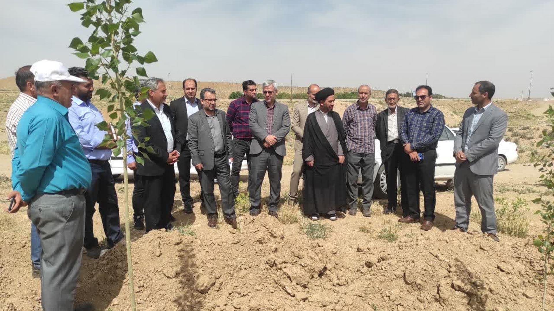 فرماندار از روند کاشت درخت در تصفیه خانه فاضلاب خمین بازدید کرد