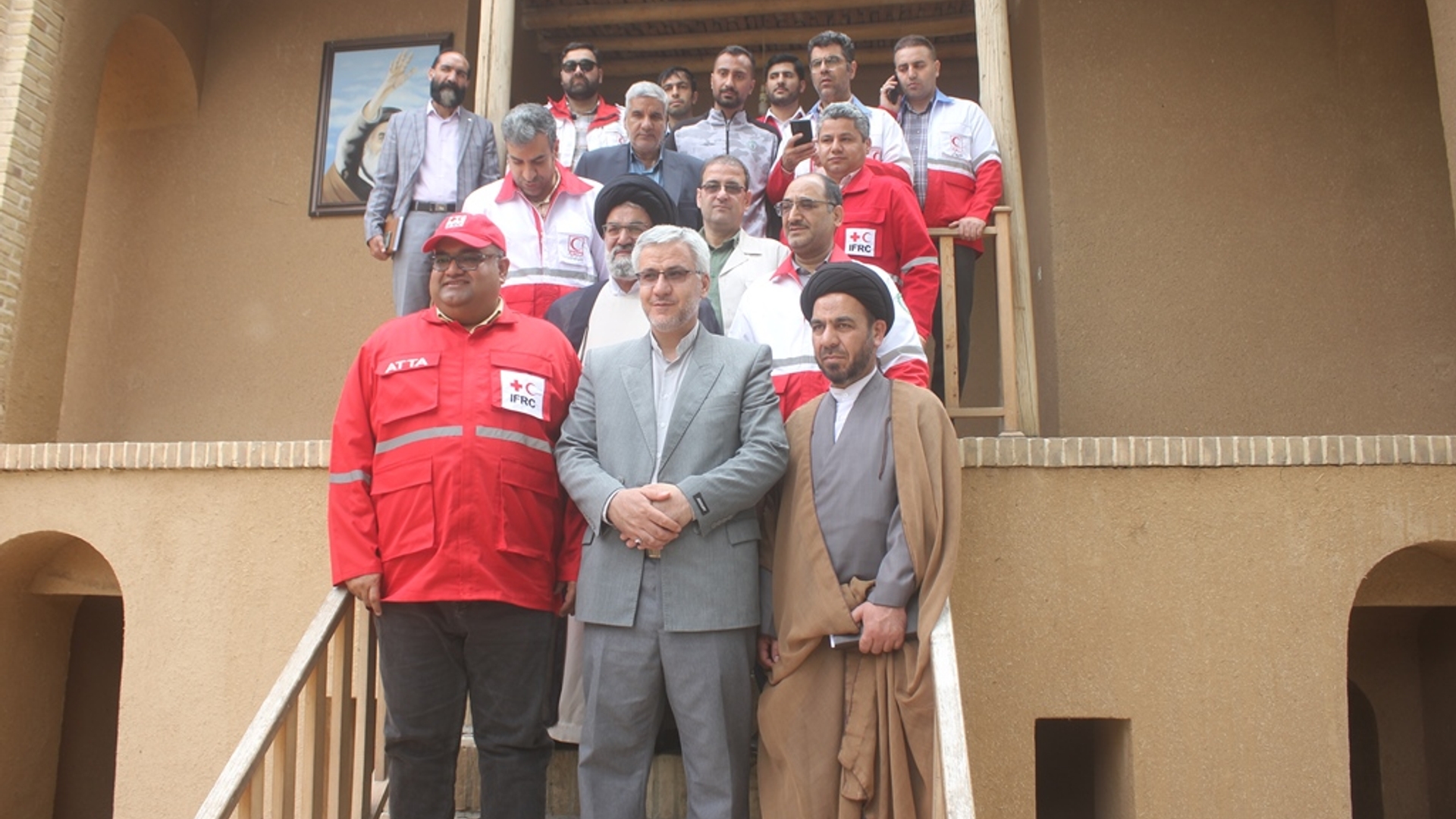 رئیس نمایندگی فدراسیون بین المللی صلیب سرخ و هلال احمر در ایران از بیت قدیمی حضرت امام (ره) در خمین بازدید کرد