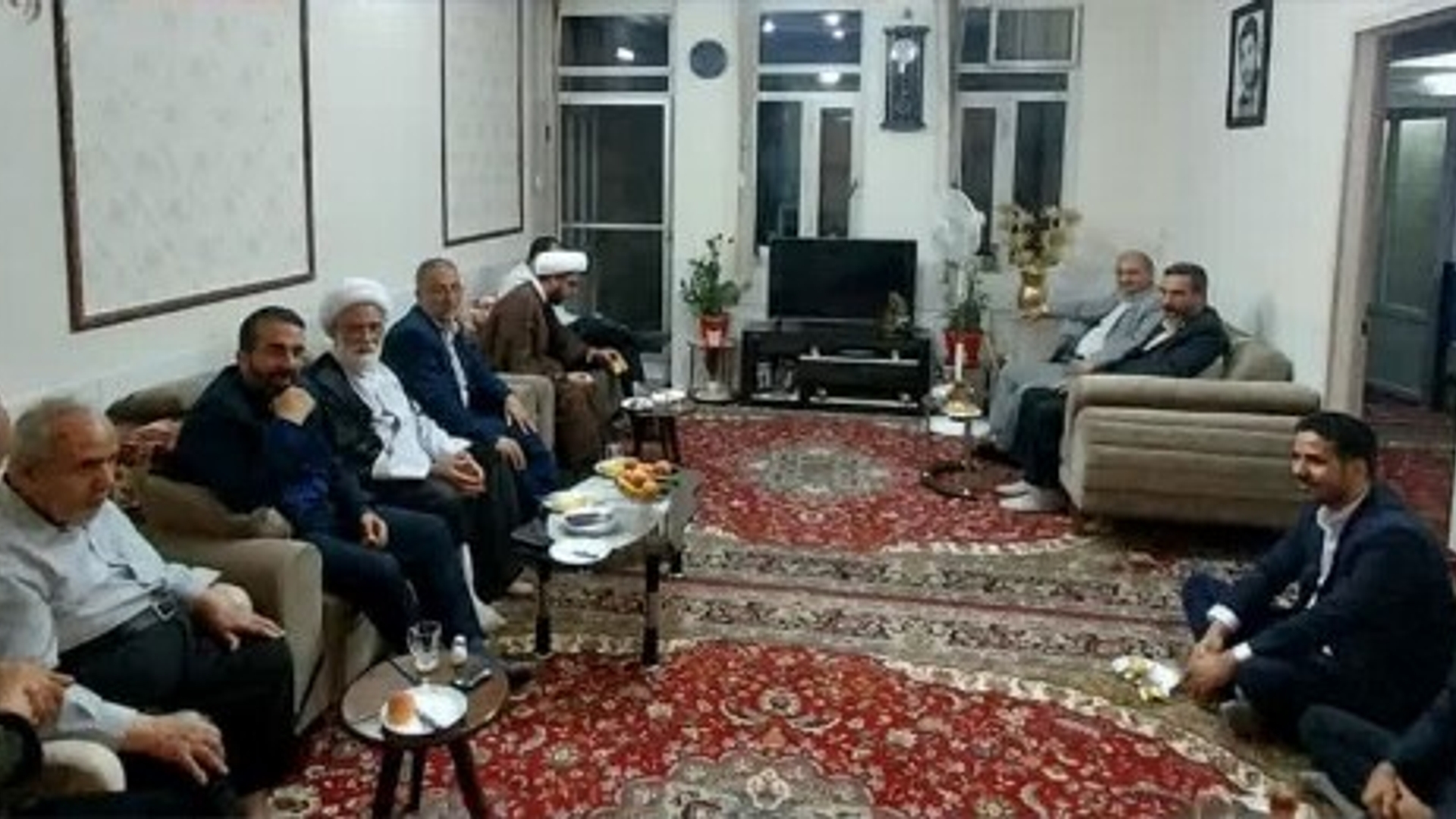 دیدار معاون سیاسی استاندار مرکزی با خانواده شهید اشرقی
