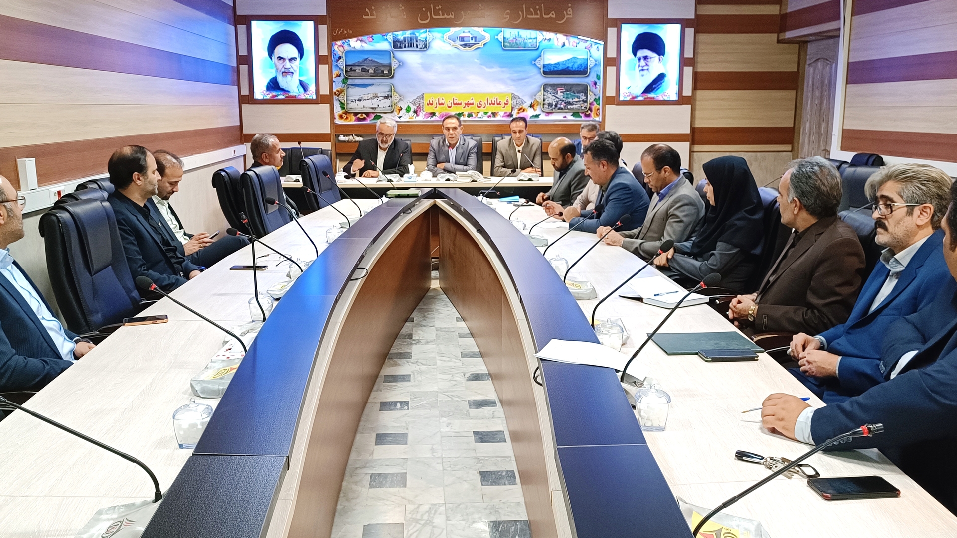 جلسه شورای هماهنگی بانکها به ریاست سرپرست فرمانداری شهرستان شازند برگزار شد .