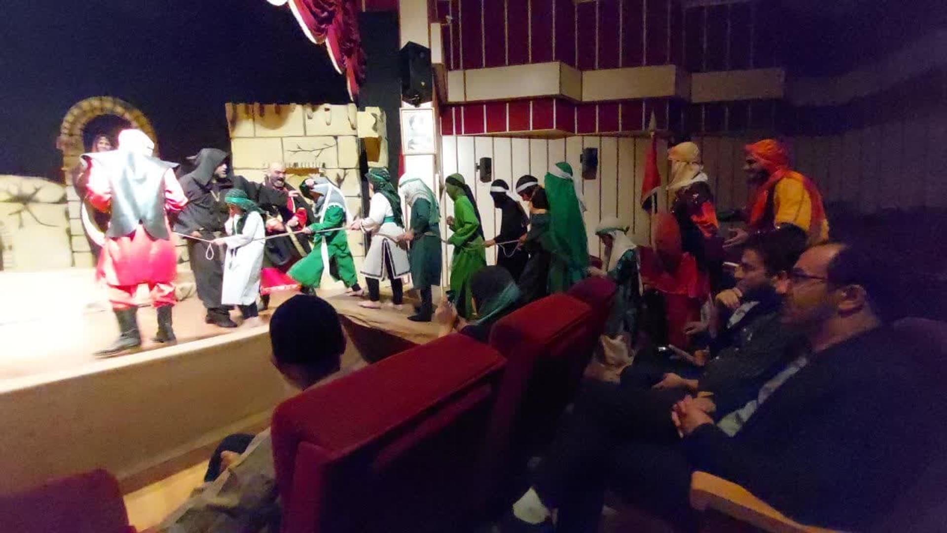 دکتر اتابکی فرماندار شهرستان تفرش مخاطب ویژه نمایش خورشید کاروان