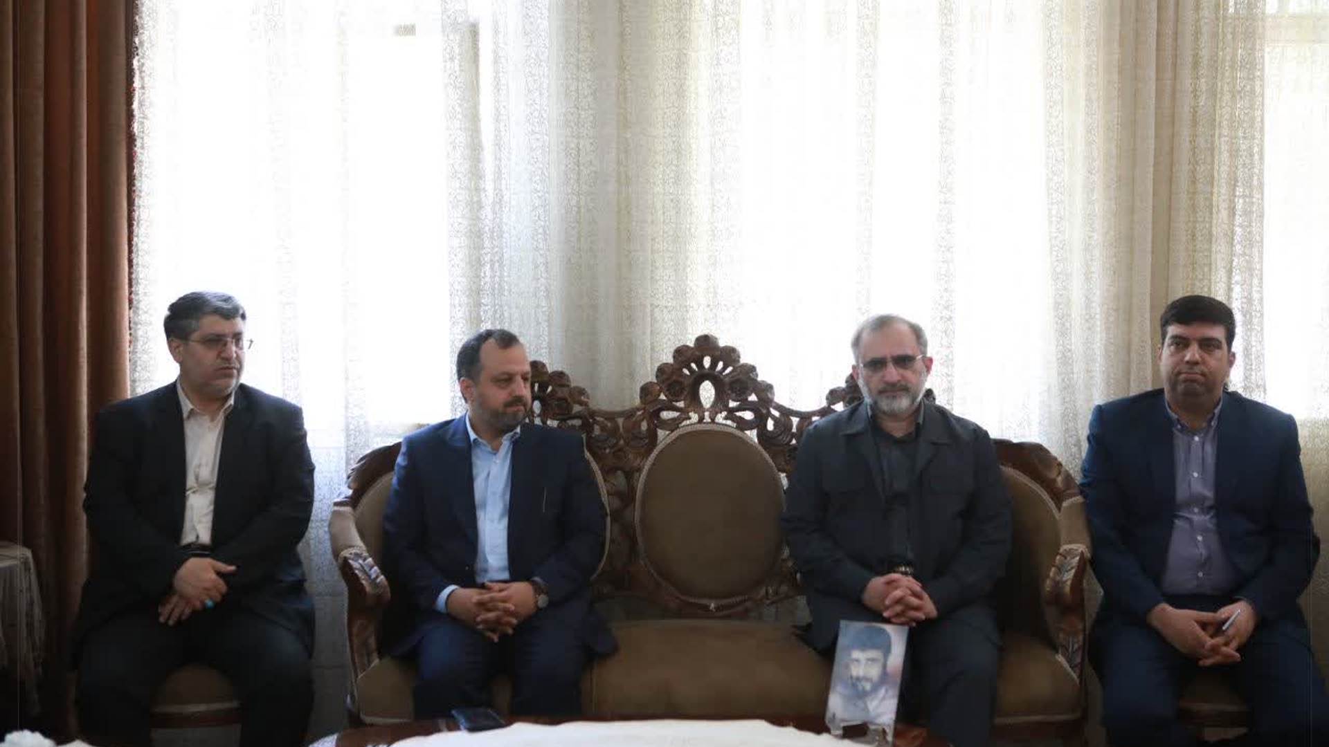 💠وزیر امور اقتصادی و دارایی، استاندار مرکزی و جمعی از مسئولین با خانواده جانباز شهید «هوشنگ شیرمحمدی» دیدار کردند