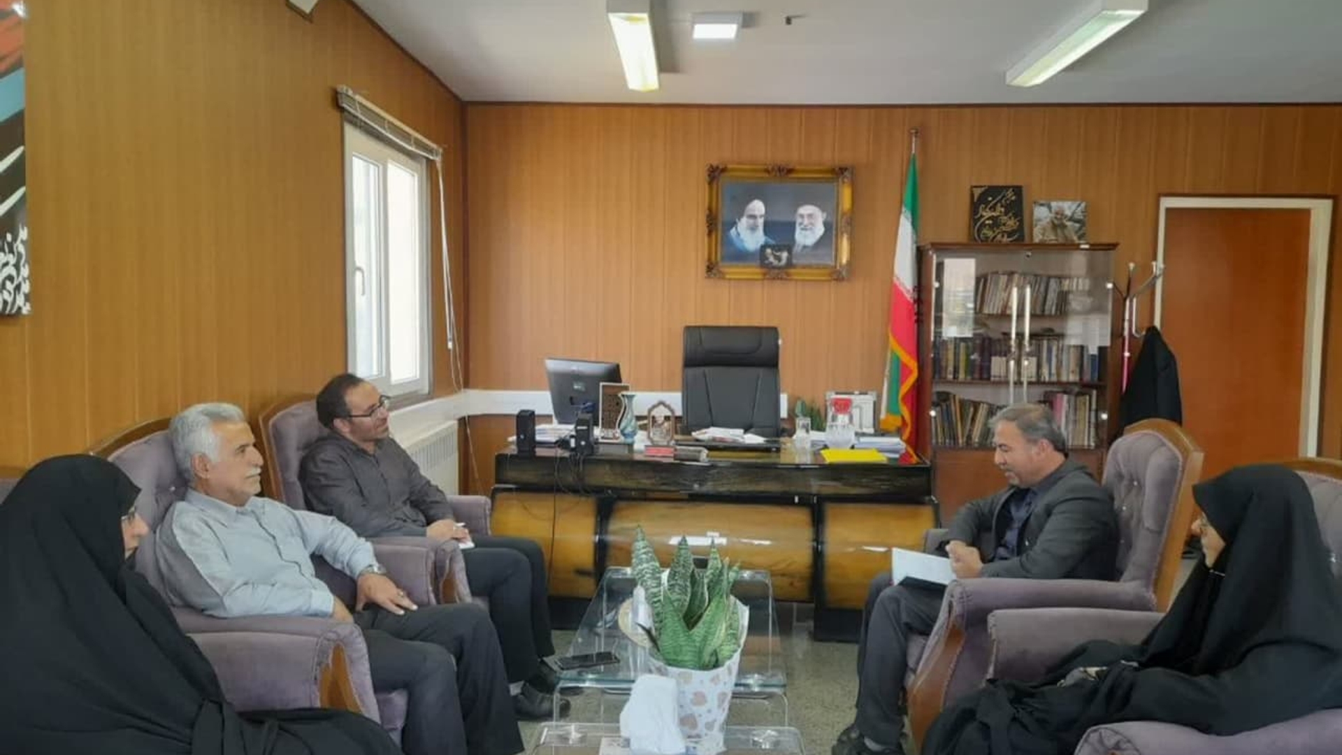 اعضای هیت مدیره شرکت توسعه و عمران با جواد اتابکی سرپرست فرمانداری شهرستان تفرش در دفتر فرمانداری دیدار کردند      :