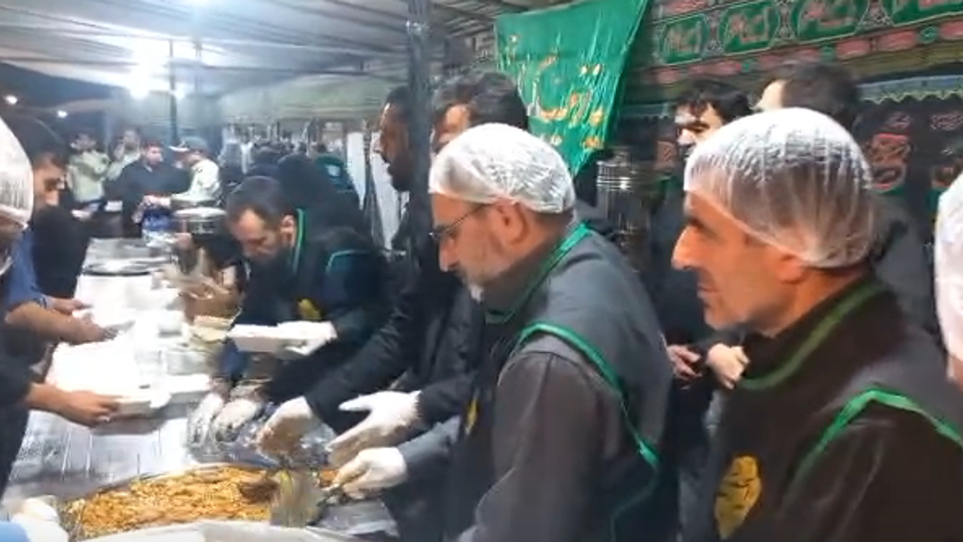 مشارکت استاندار و فرماندار در توزیع غذا به زائران اربعین حسینی