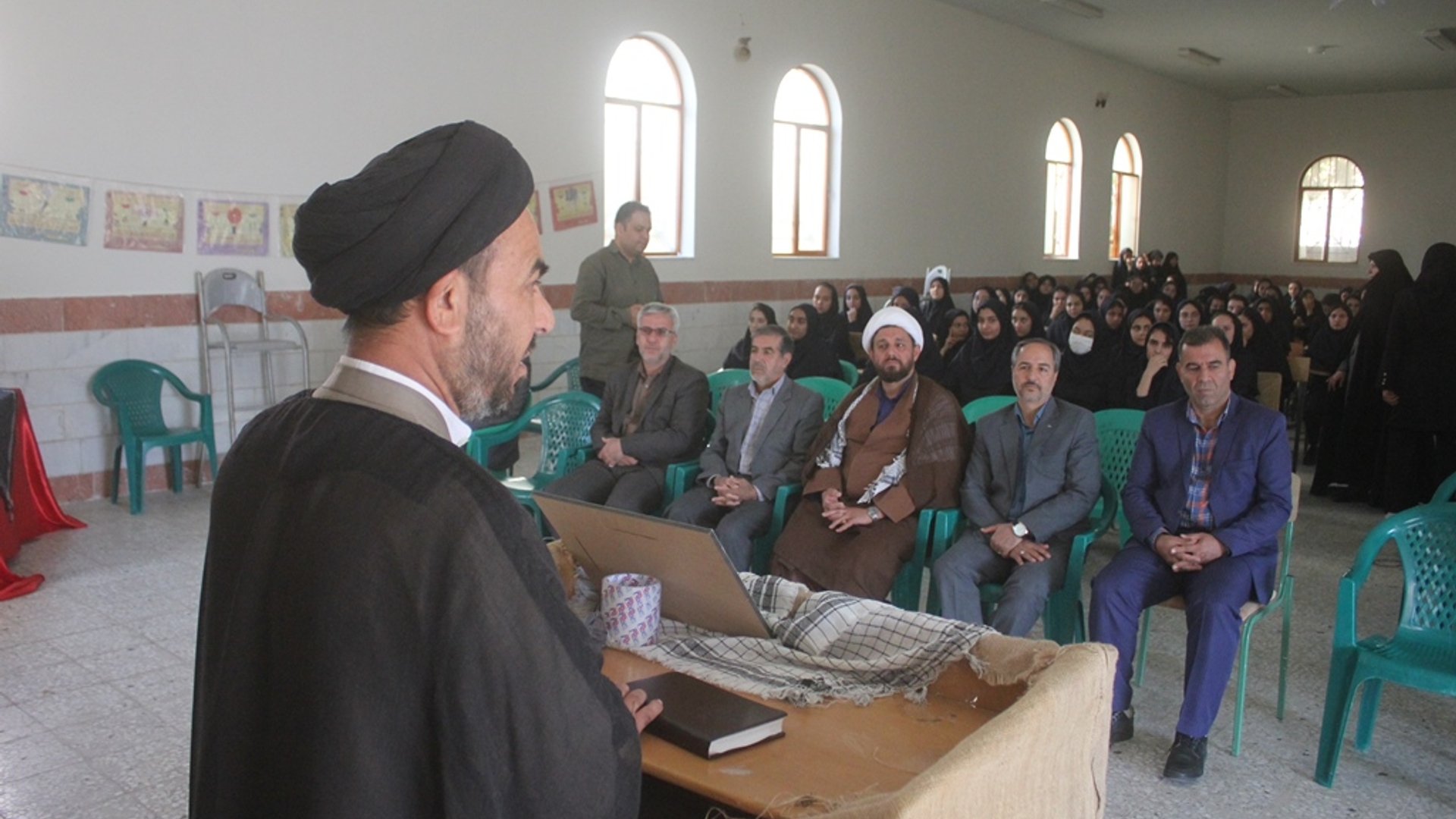 مراسم گرامیداشت هفته دفاع مقدس در دبیرستان دختران سمیه خمین برگزار شد