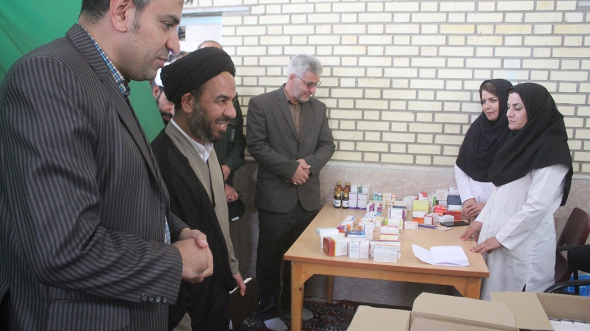 فرماندار از اردوی جهادی درمانی هلال احمر در روستای قلعه بابو بازدید کرد