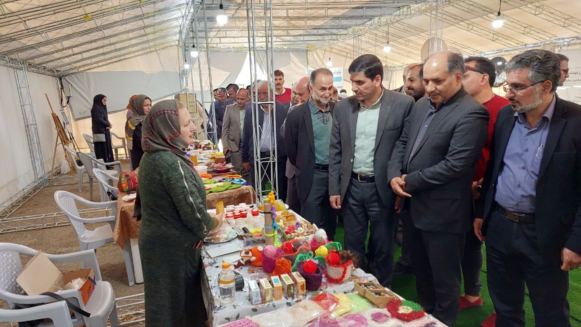 نمایشگاه دائمی شهرداری محلات در بوستان سلامت افتتاح شد