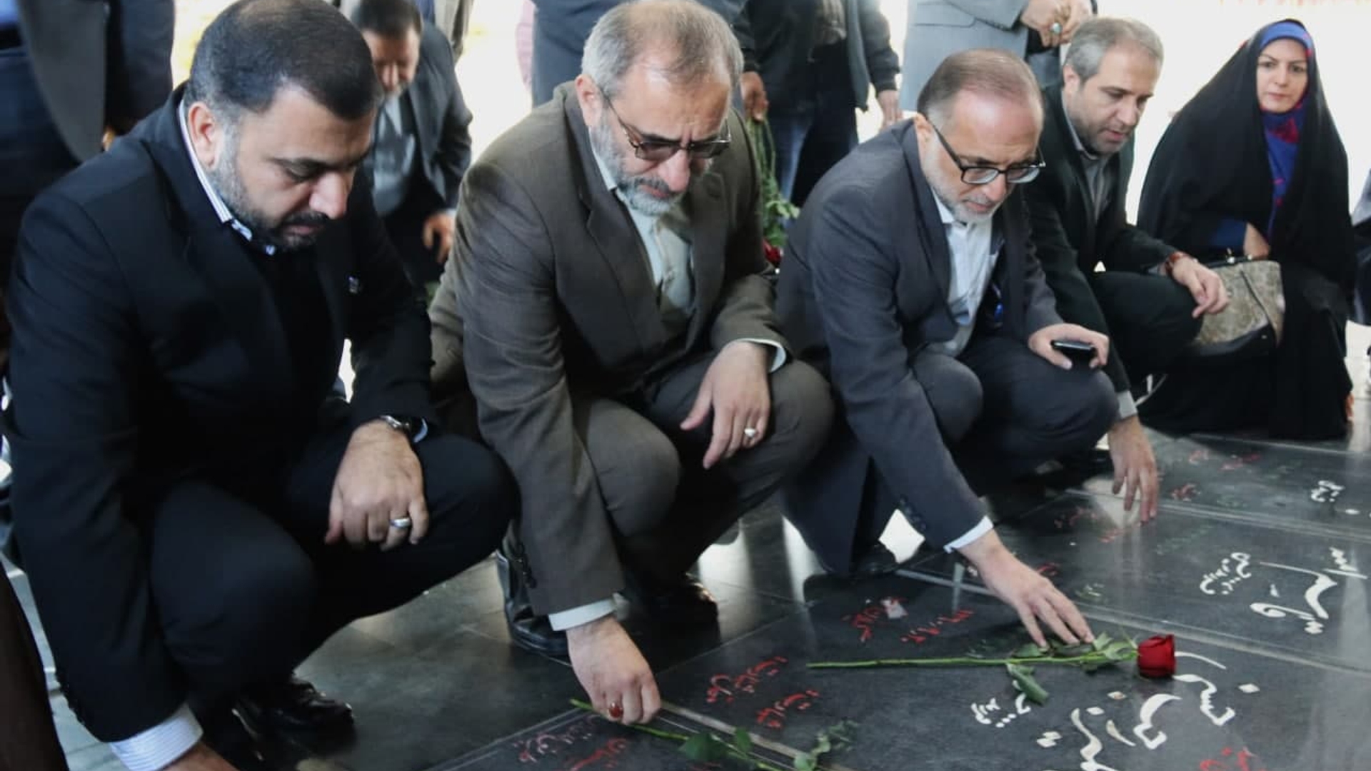 گلزار مطهر شهدای شهر ساوه با حضور وزیر ارتباطات گلباران شد