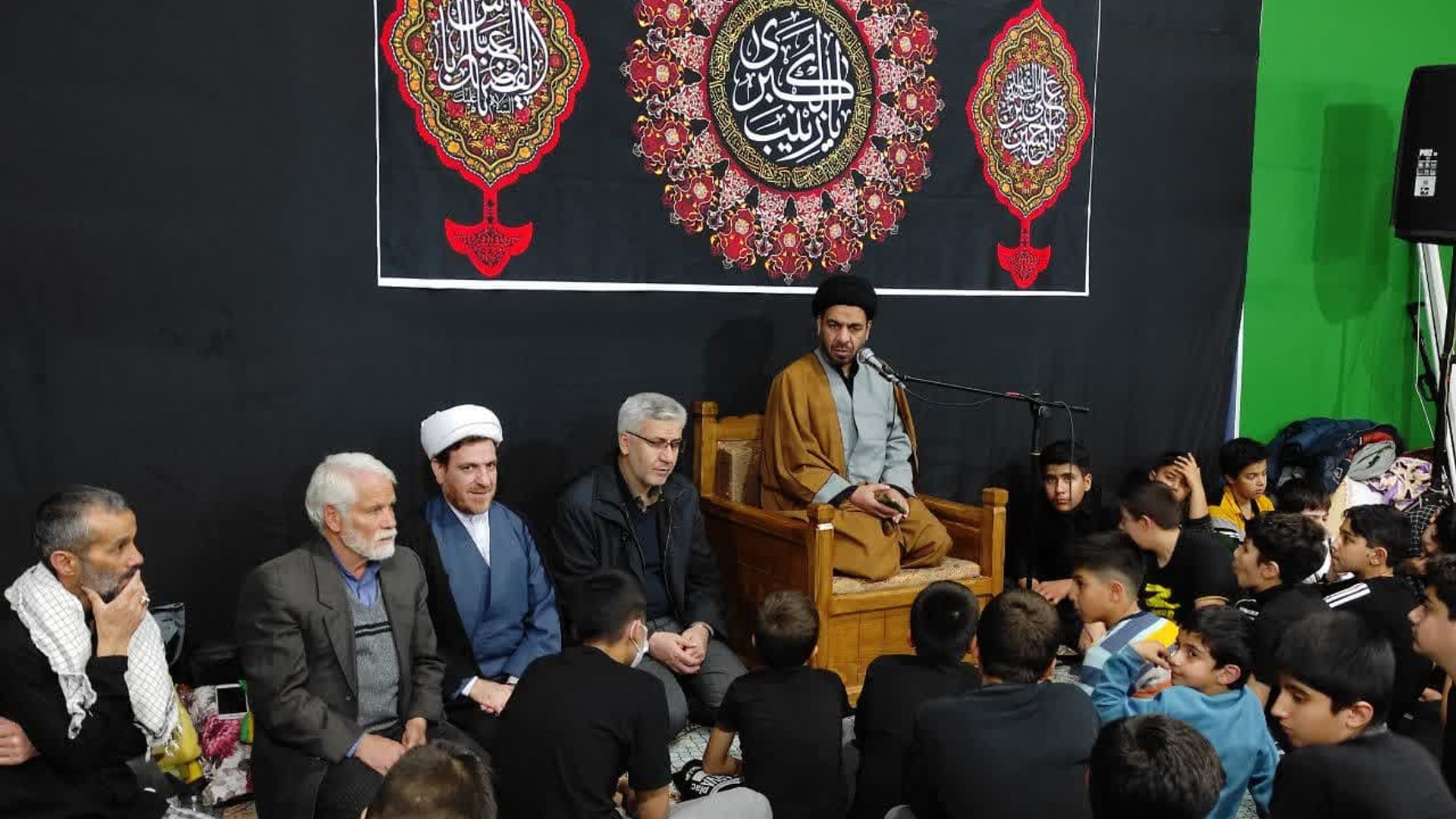 فرماندار و امام جمعه شهرستان از تعدادی از مساجد محل اعتکاف در خمین بازدید کردند