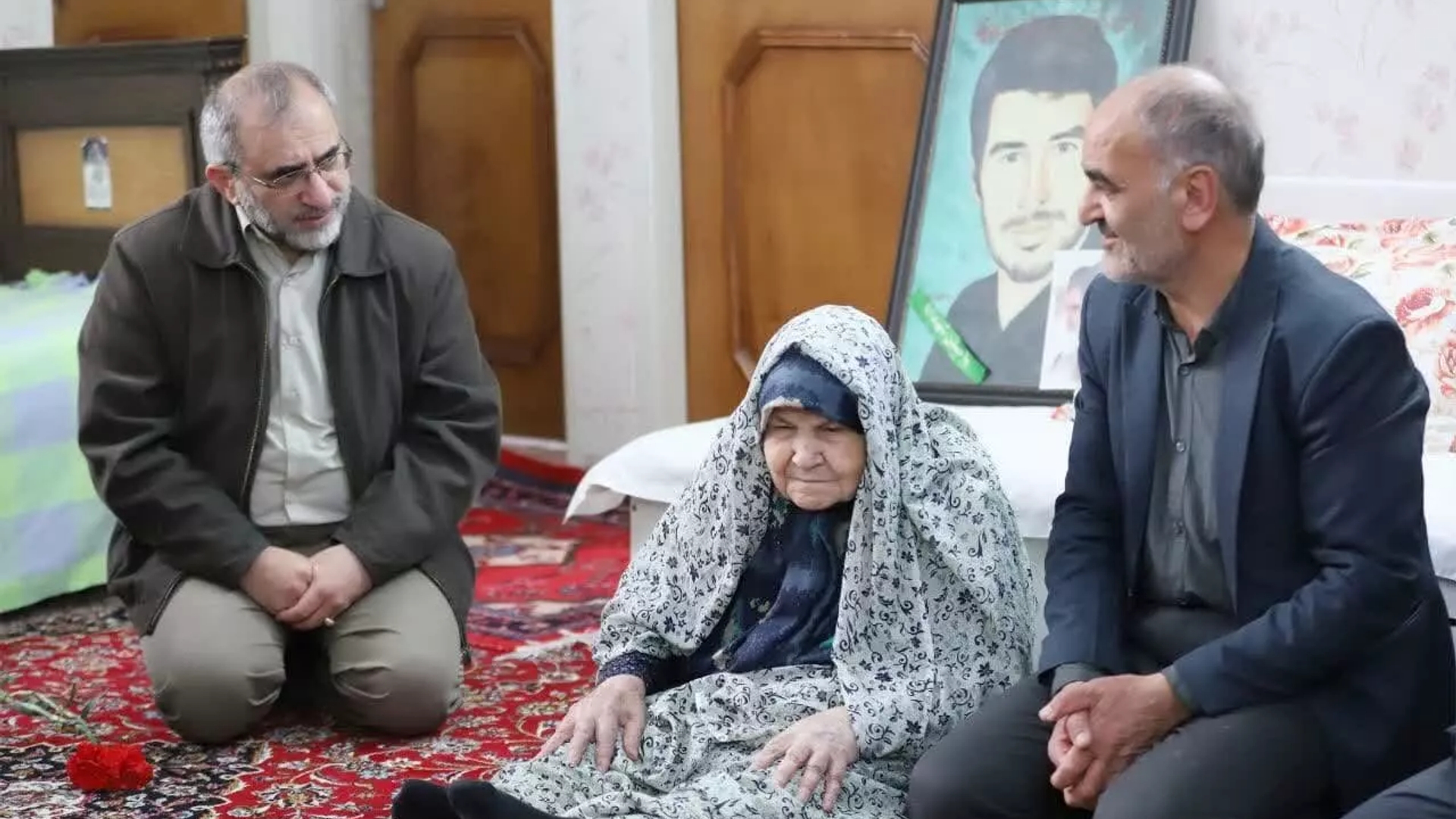 تجلیل استاندار مرکزی از مادر شهید "حسن اشرفی" در خمین