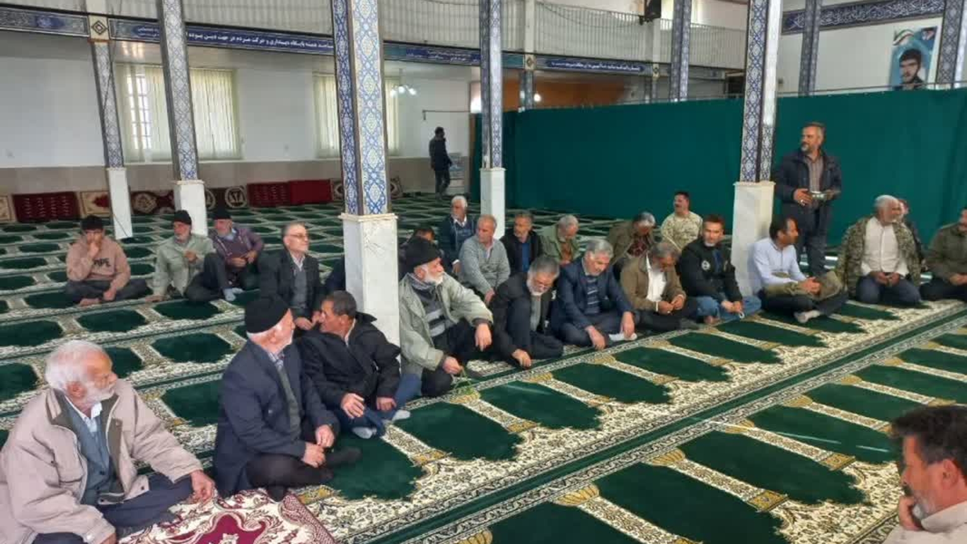 برگزاری میز خدمت در روستای زنگارک توسط مسئولین شهرستان فراهان به مناسبت فرارسیدن دهه مبارک فجر