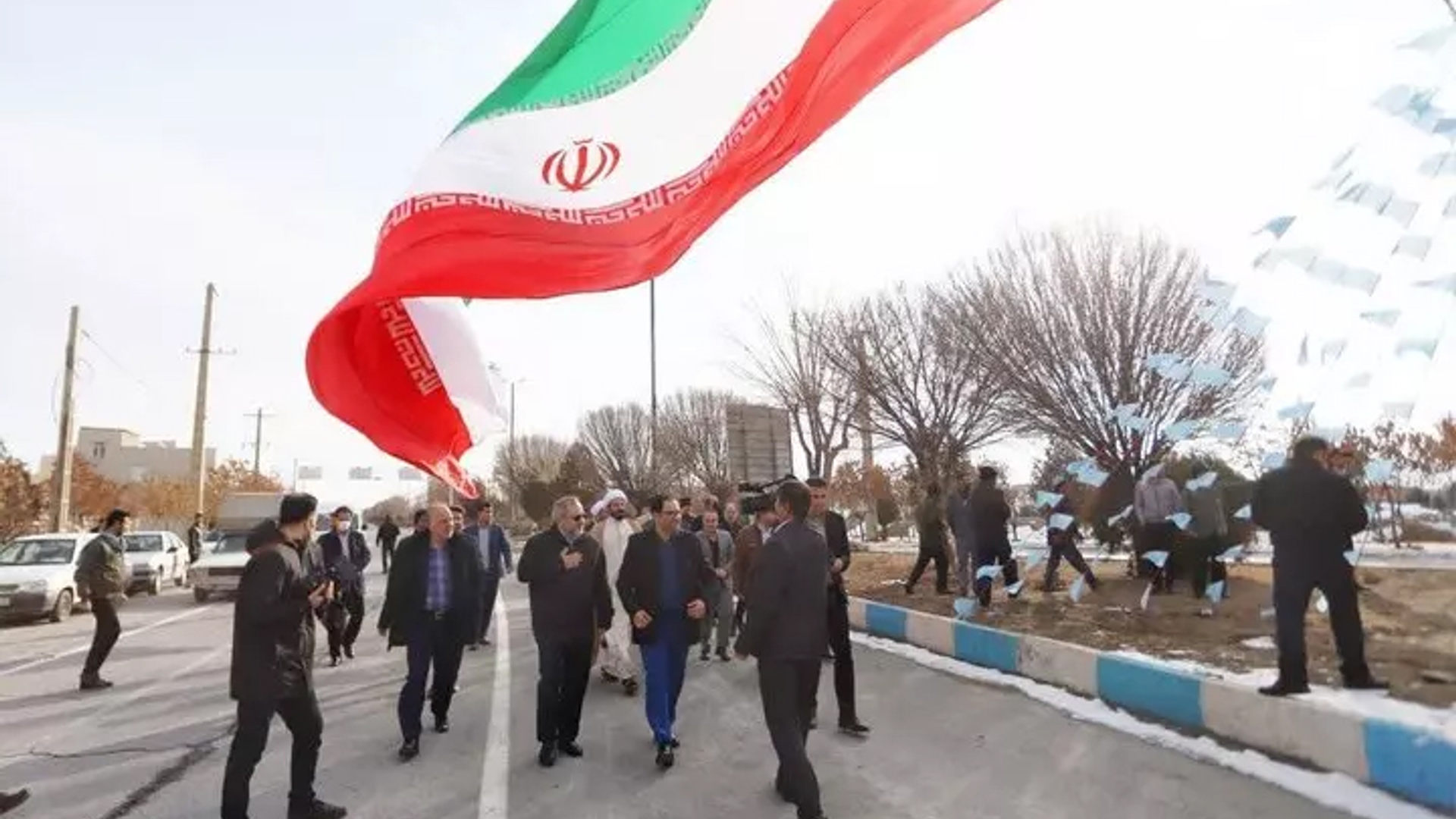 اهتزاز پرچم ۲۰۰ متری ایران بر فراز شهر میلاجرد