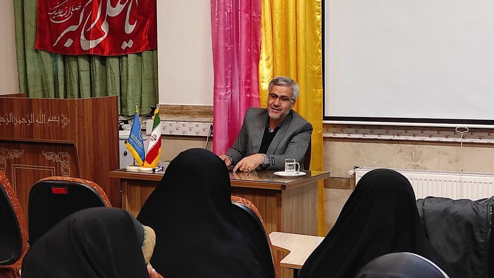 نشست هم اندیشی جهاد تبیین در حوزه علمیه خواهران خمین برگزار شد