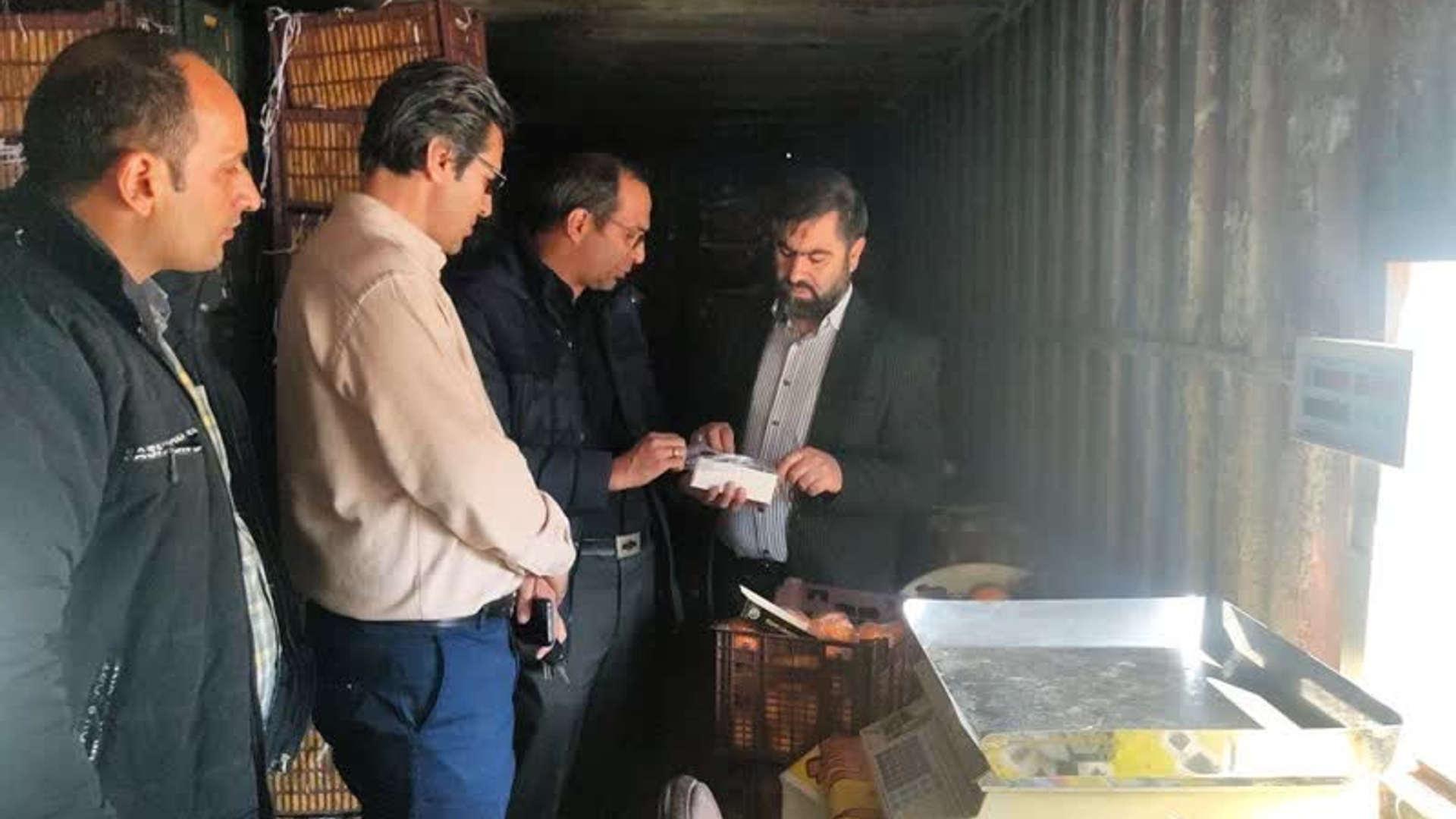 بازدید آقازیارتی فرماندار شهرستان فراهان از روند توزیع میوه های نوروزی
